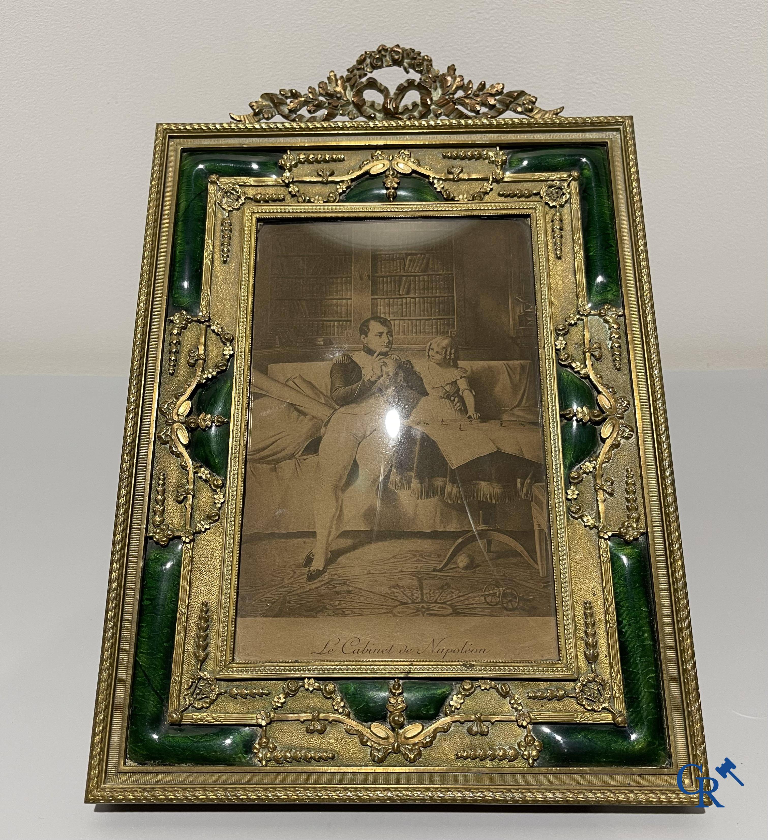 Un cadre de style LXVI  en bronze et émaillé vert dans le goût de Fabergé et un cadre de style empire en bronze. Vers 1920.