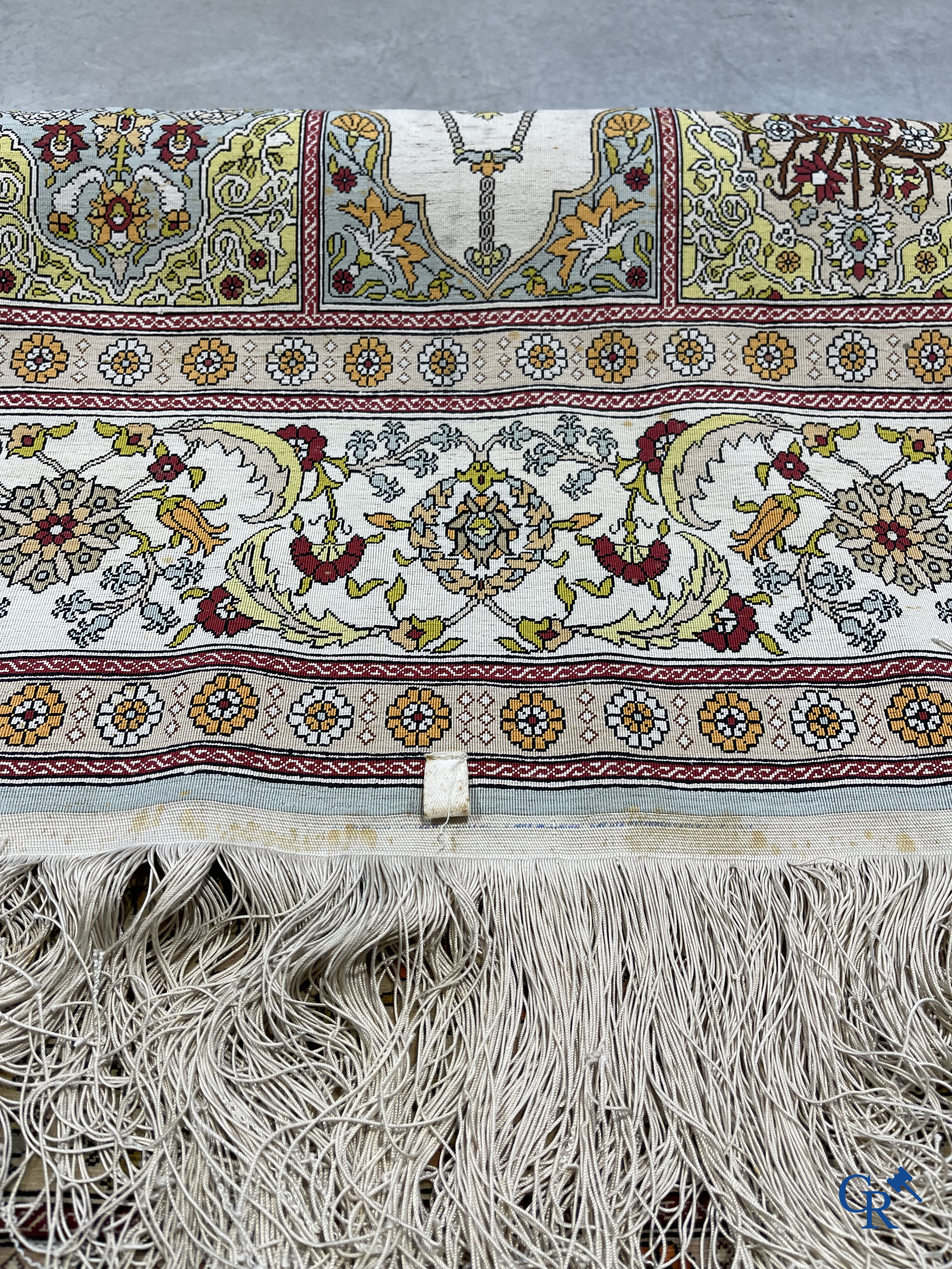 Oosterse tapijten. Een gesigneerd zijden tapijt met geometrisch motief.