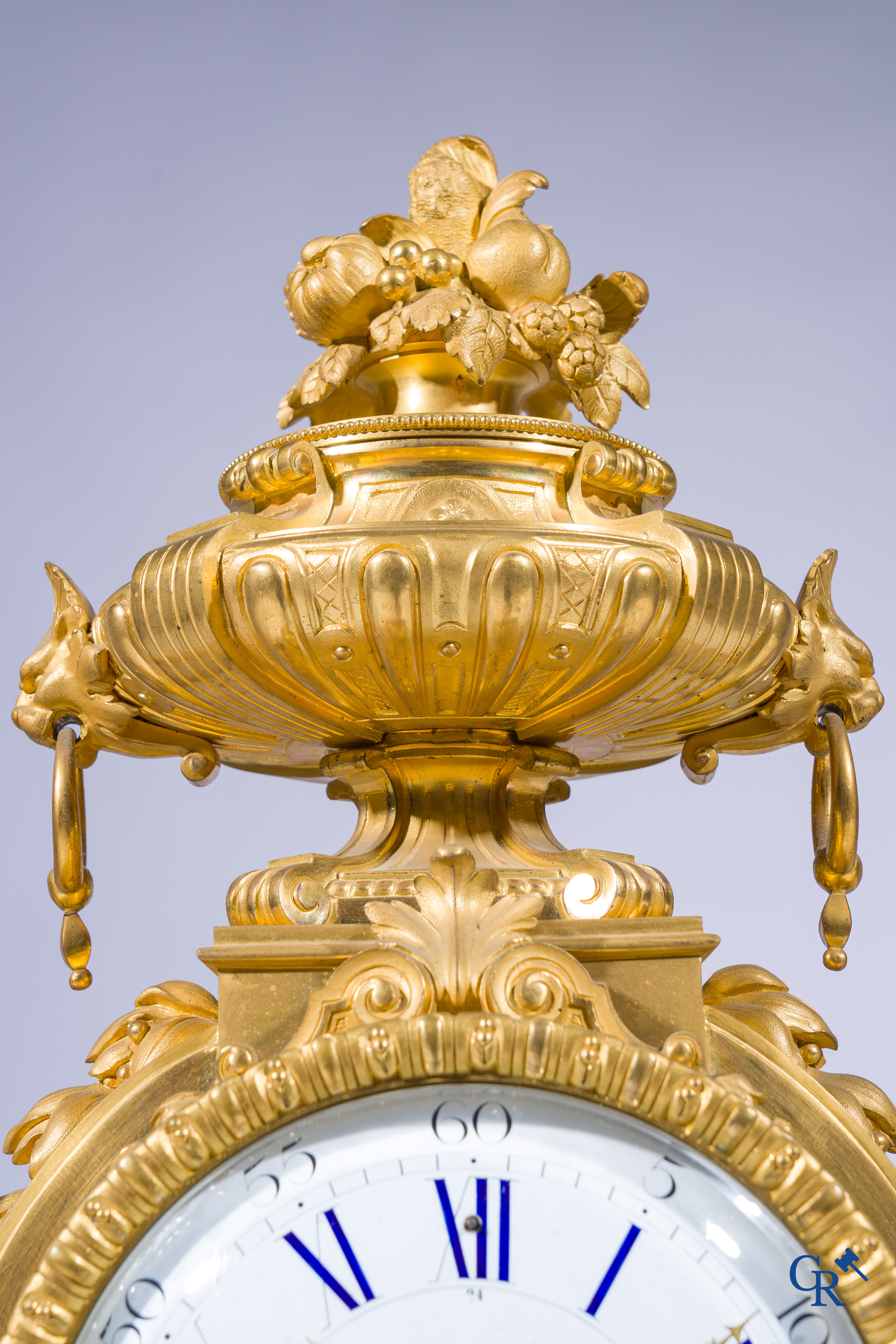 Charpentier & Cie, een imposante 3-delige schouwgarnituur in LXVI-stijl. Napoleon III-periode.