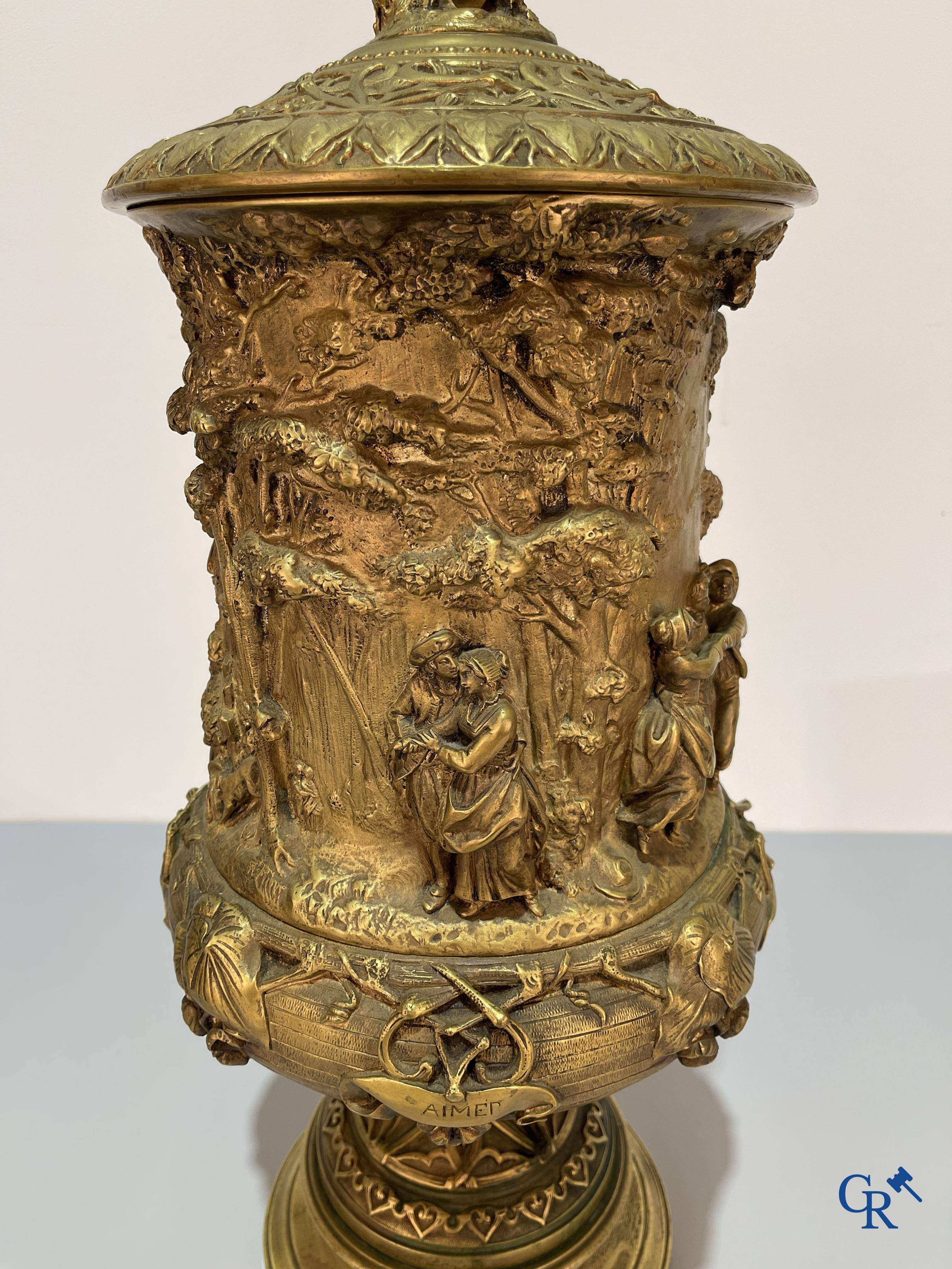 Un imposant pot à tabac en bronze finement travaillée avec les inscriptions "aimer, danser, fumer, boire".<br />
19ème siècle.