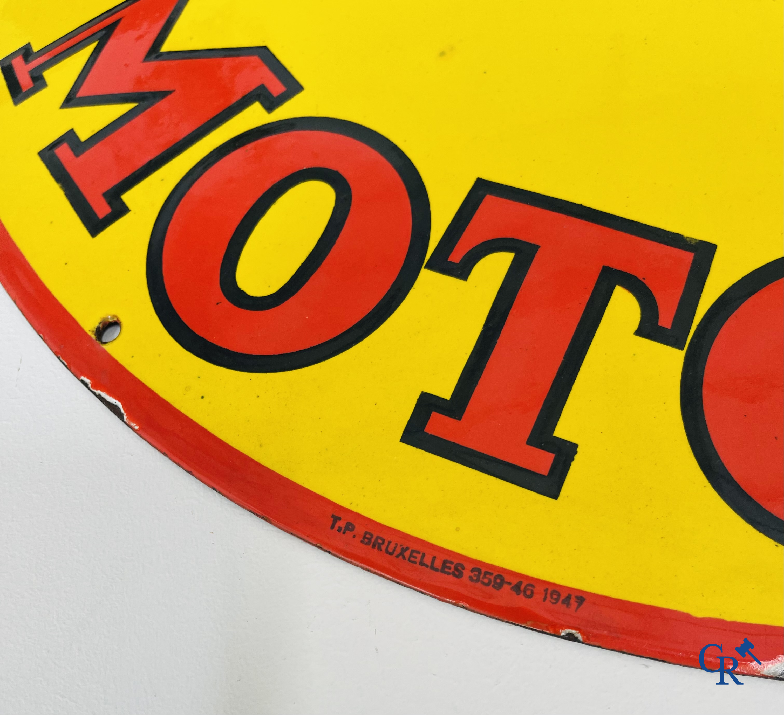 Elektrion Motor Oil. Enamel advertising sign for the Société des Huiles De Cavel and Roegiers in Ghent. Emaillerie Belge 1947.