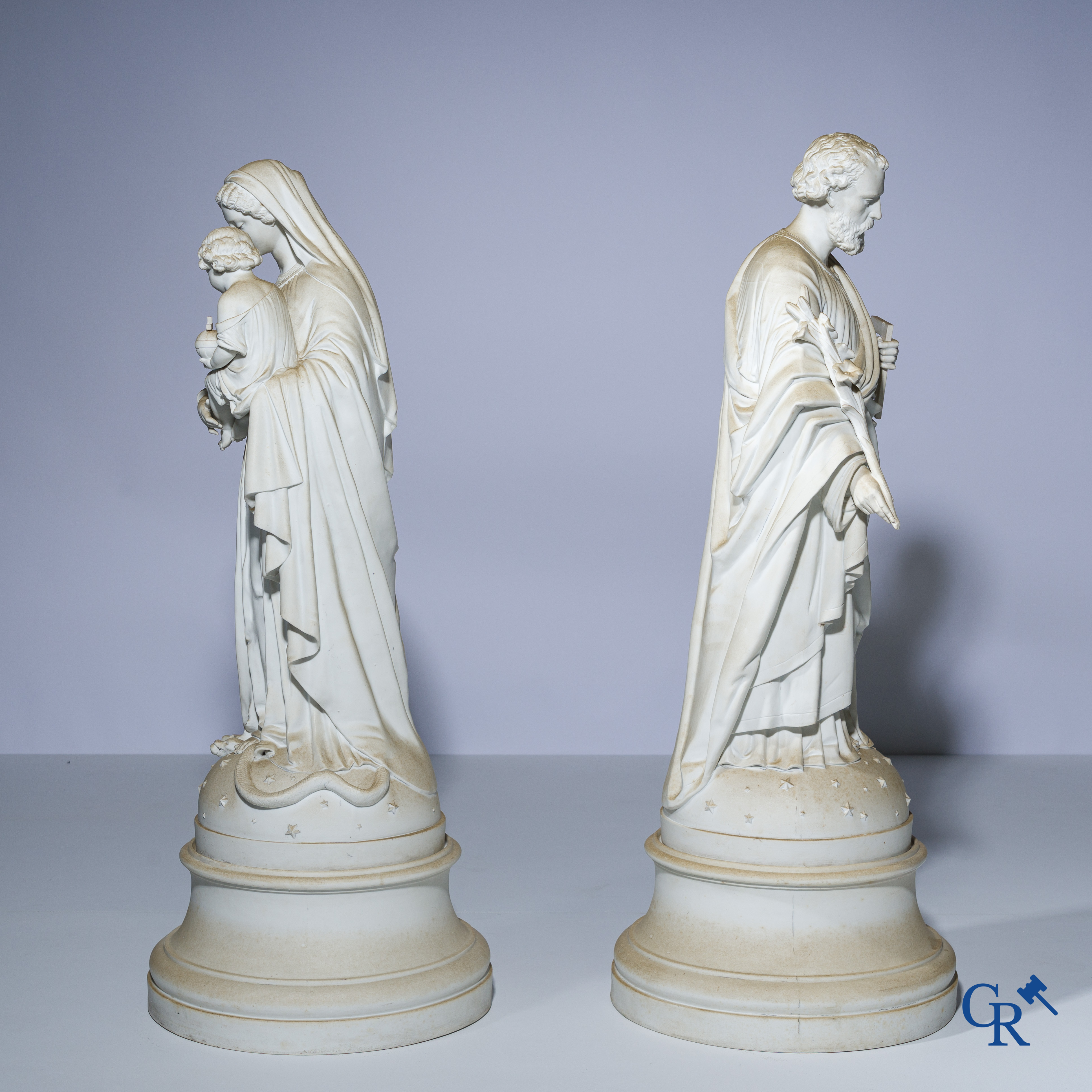 Religieuze objecten, een paar imposante beelden in witte biscuit op een losse sokkel. 19e eeuw.