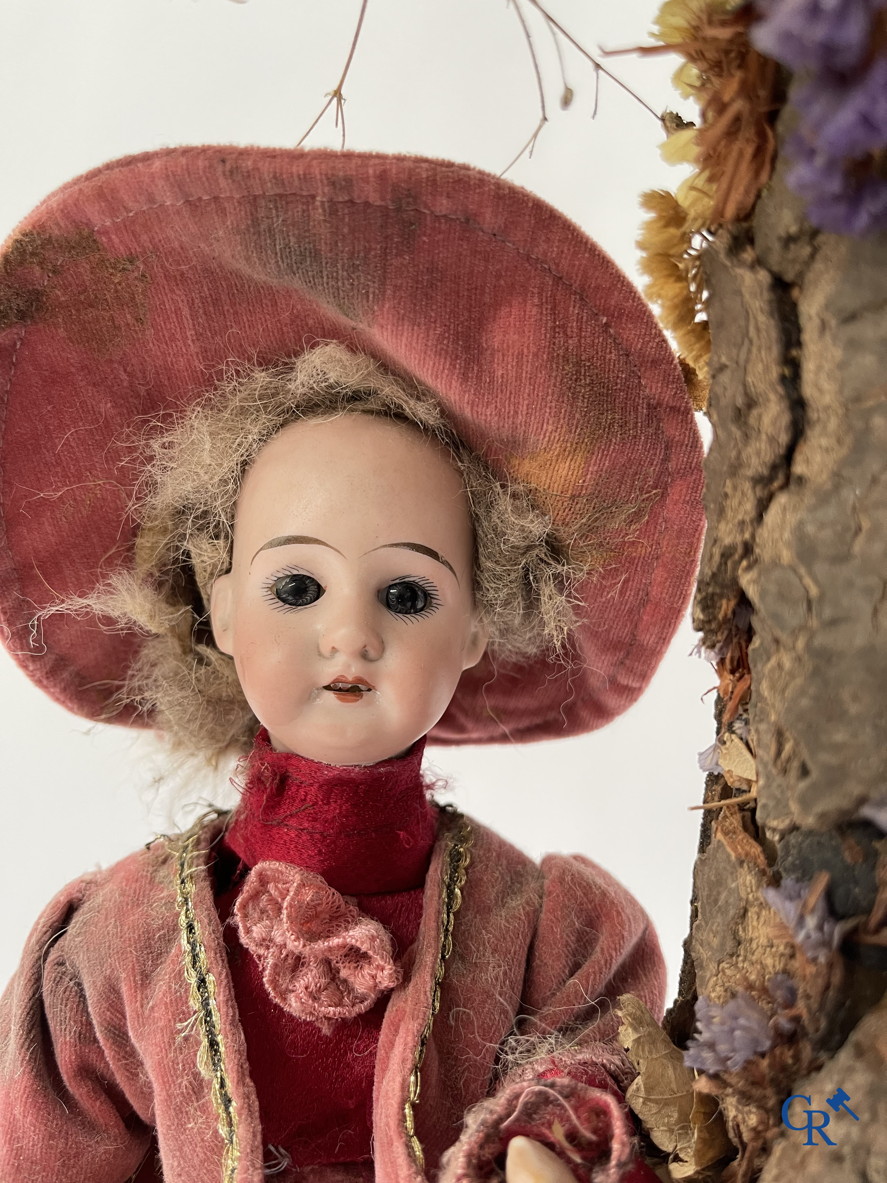 An automaton in the manner of Phalibois, with music, moving head in porcelain and moving hands. Around 1900.