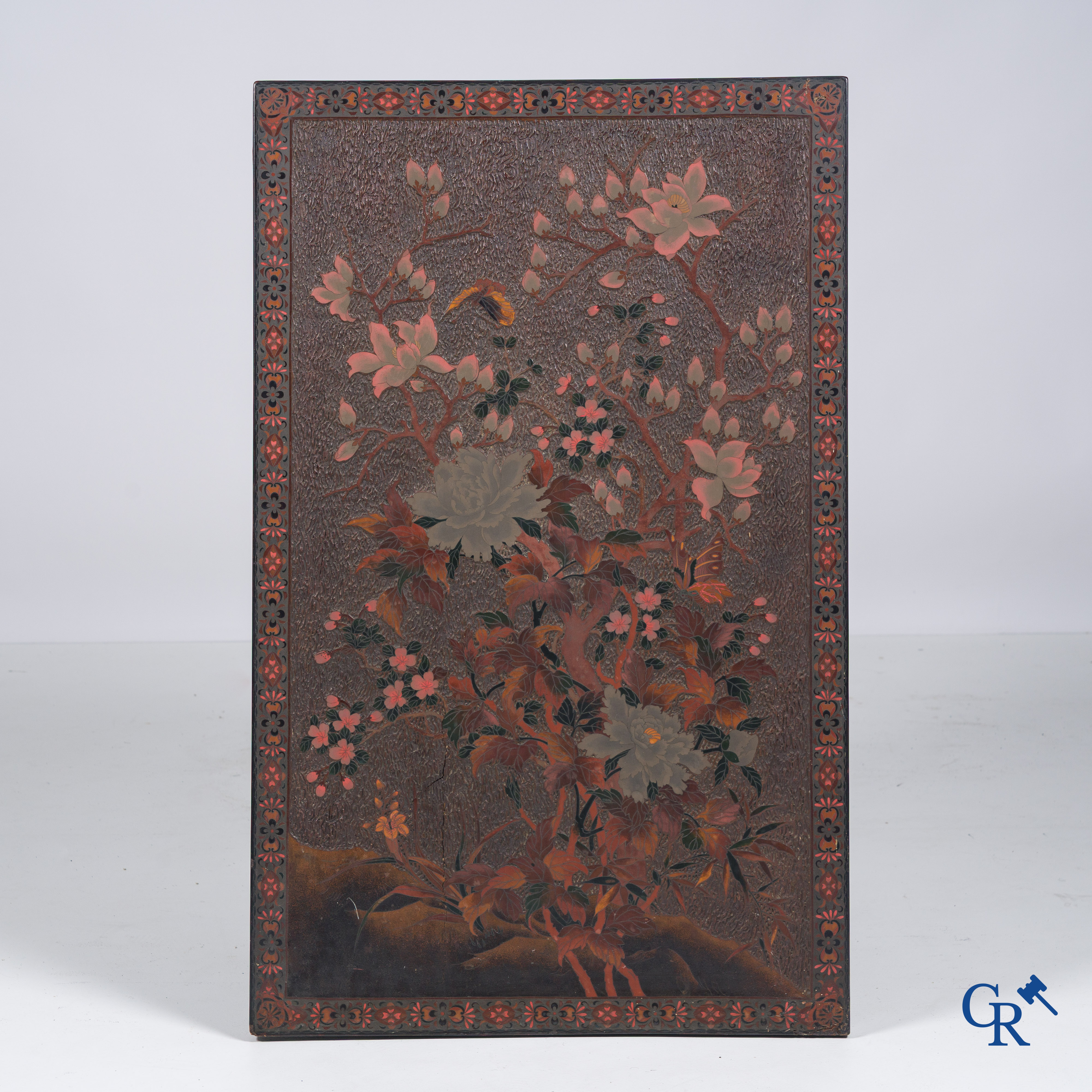 Aziatica, een groot houten paneel met lakwerk en inlegwerk. Bloemen en vlinder decor. 19e eeuw.