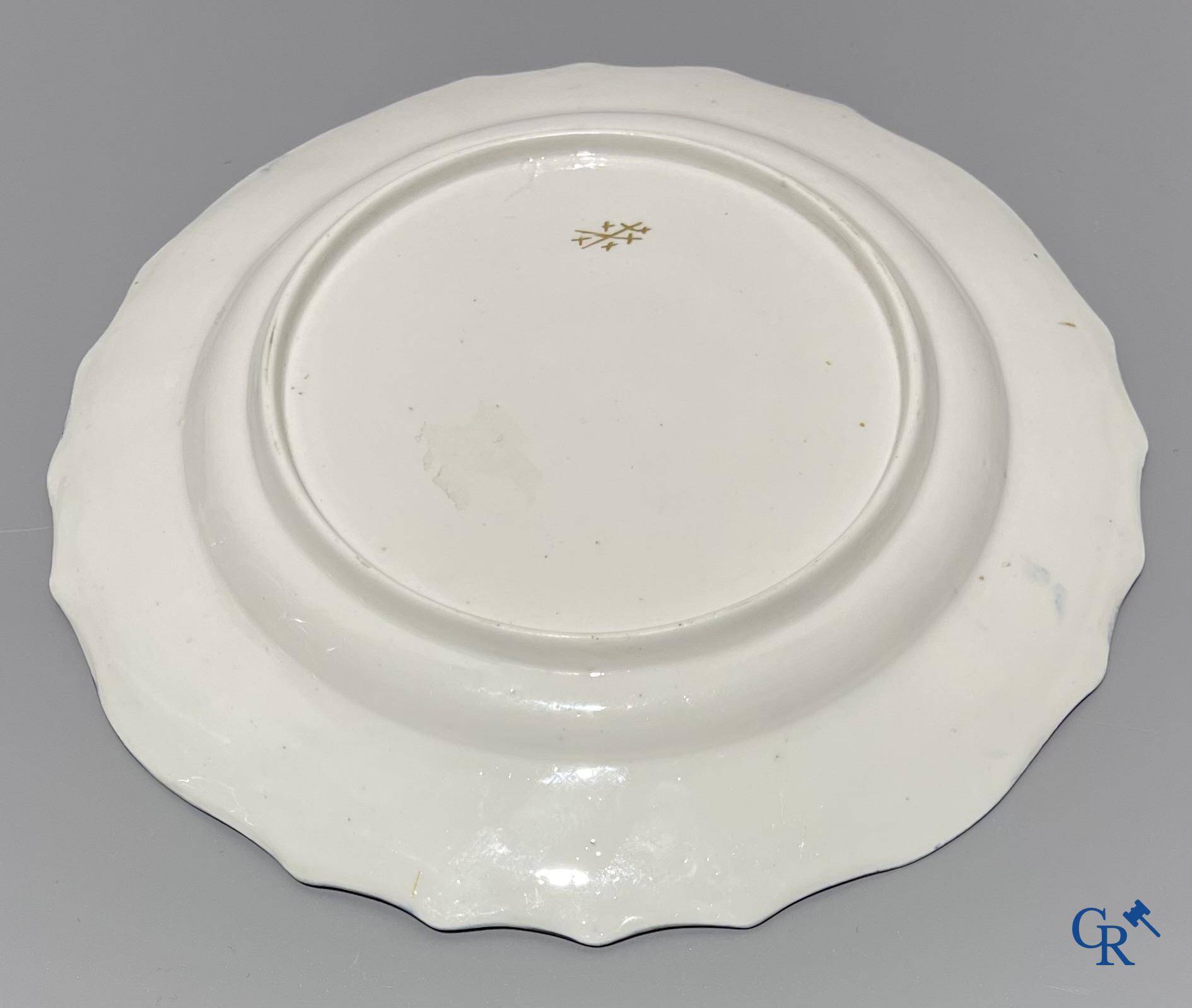 Porcelaine européenne, Tournai. 2 assiettes finement décorées et dorées aux fleurs et décor d'insectes.