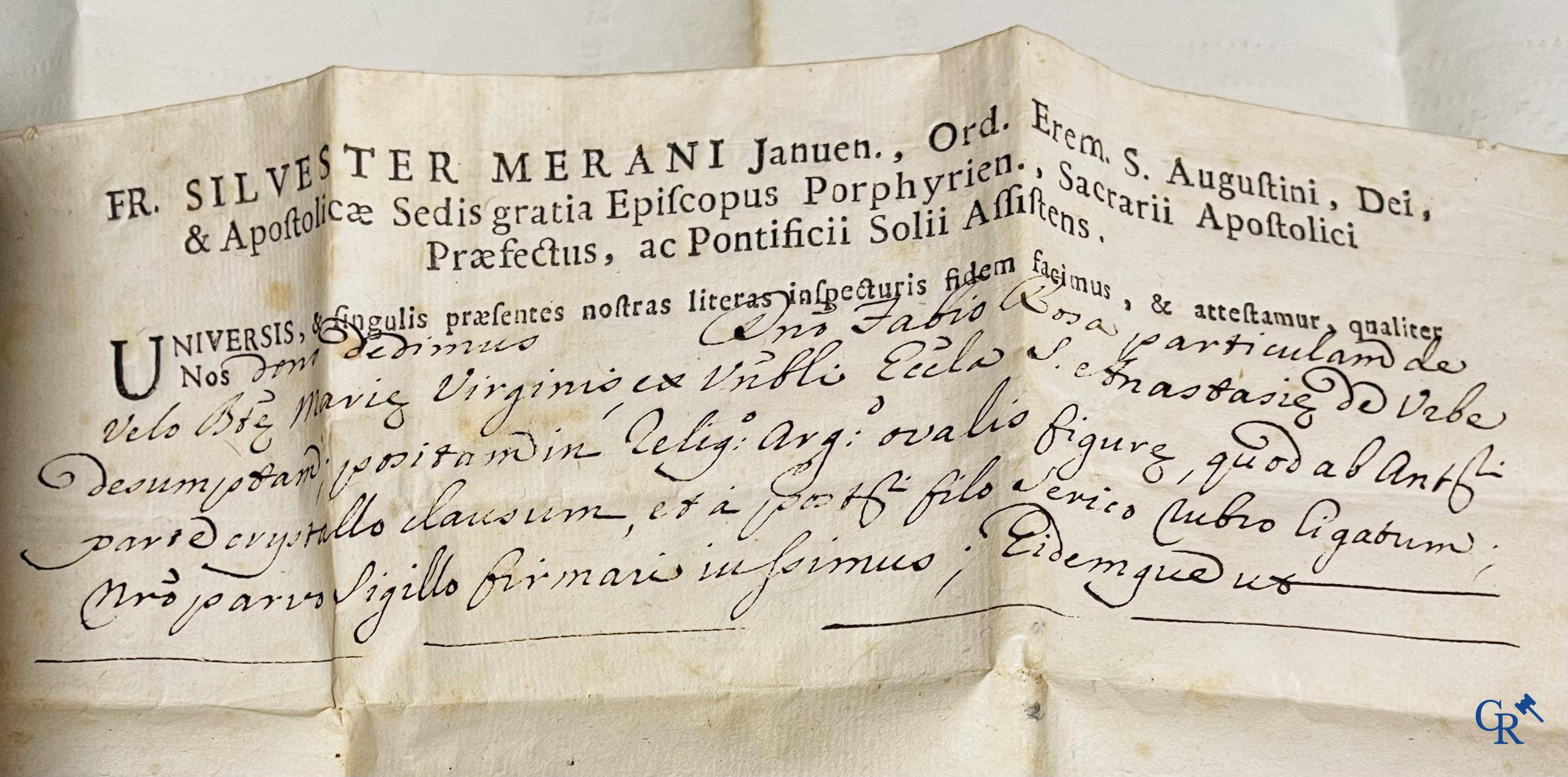 Objets religieux, un lot de 4 thecas scellés qui contiennent ensemble 23 reliques et plusieurs cedulas.