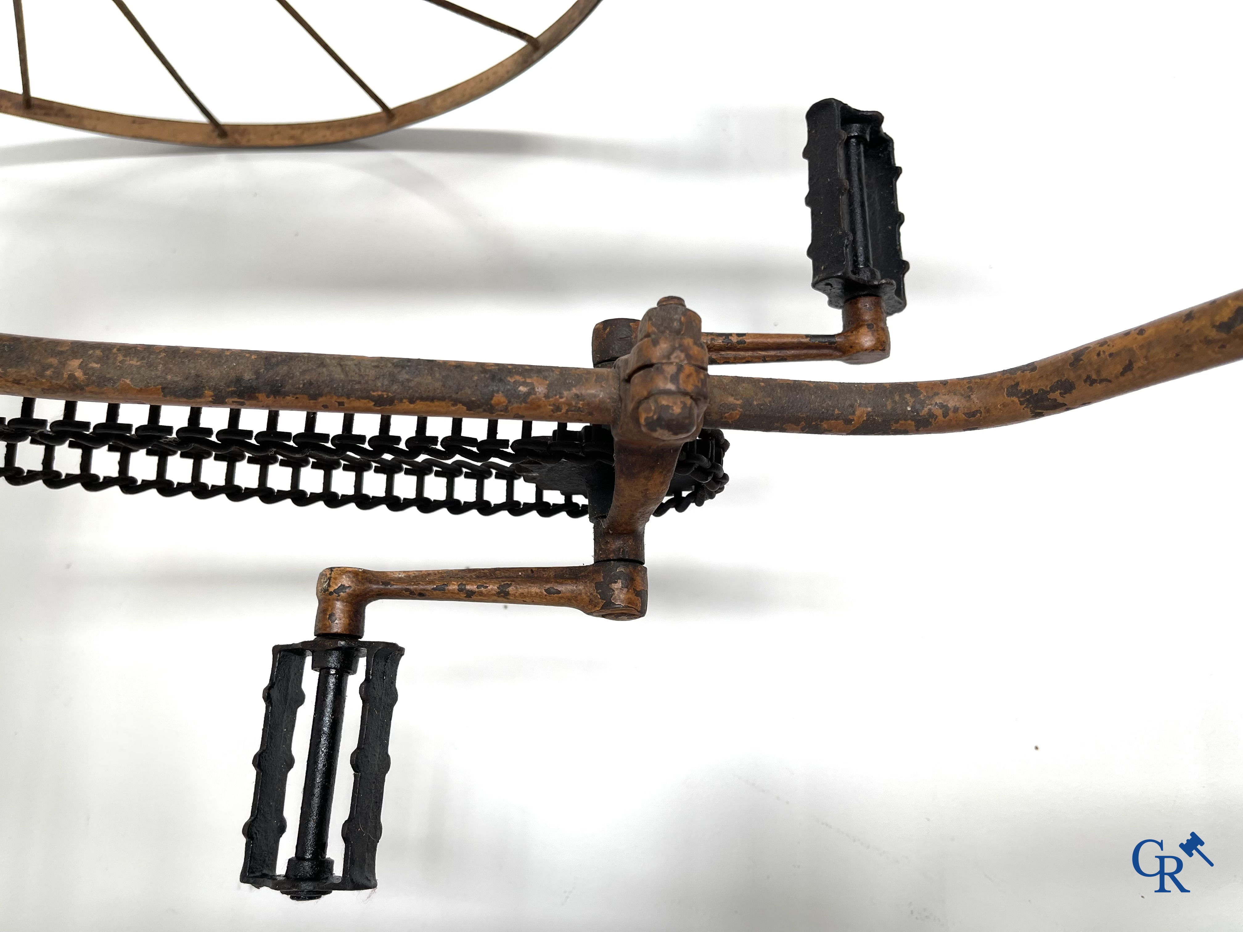 Zeldzame mechanische kinderkar in gevlochten riet en beschilderd metaal ontworpen door Peugeot. Circa 1900.