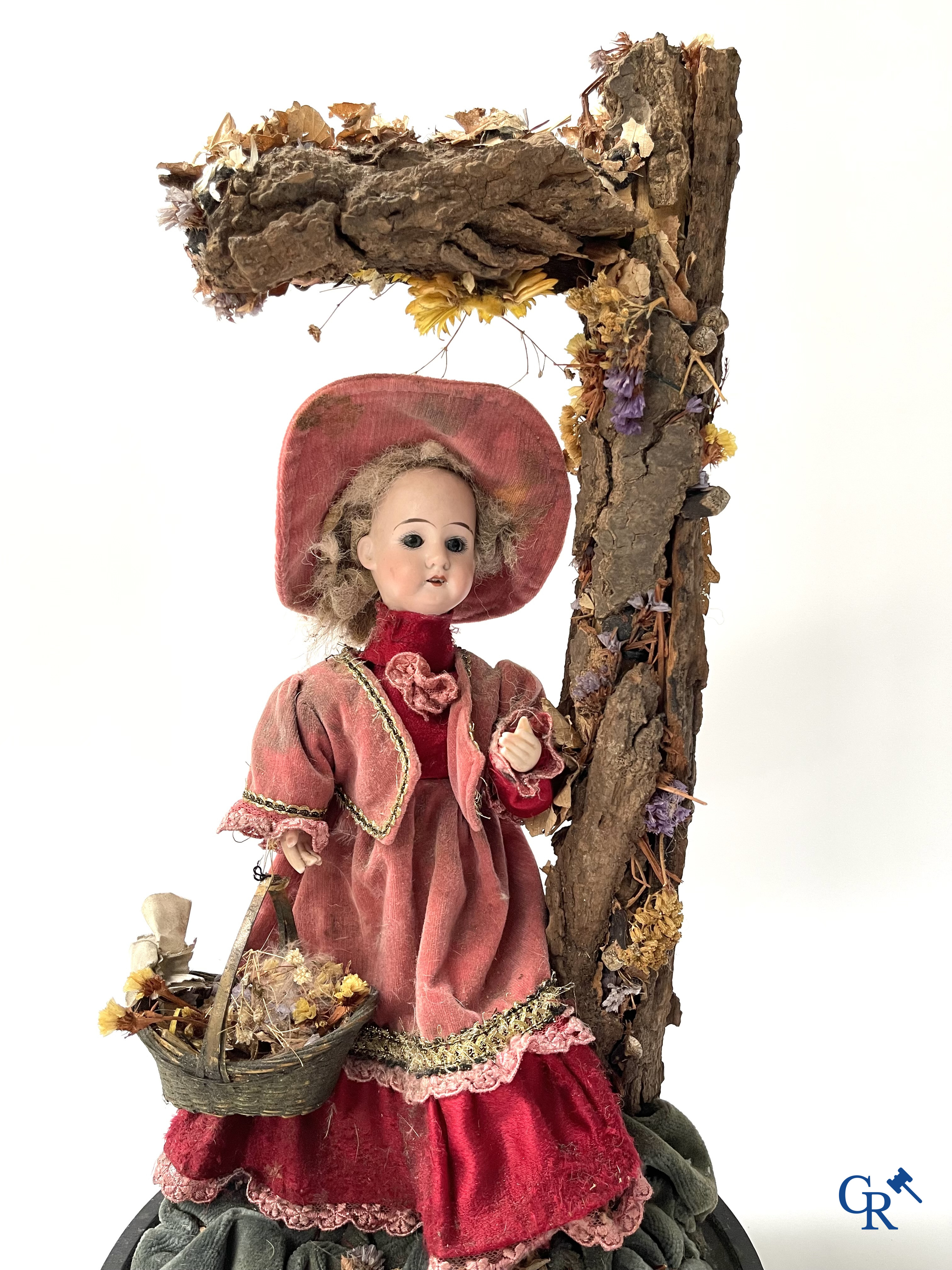 An automaton in the manner of Phalibois, with music, moving head in porcelain and moving hands. Around 1900.