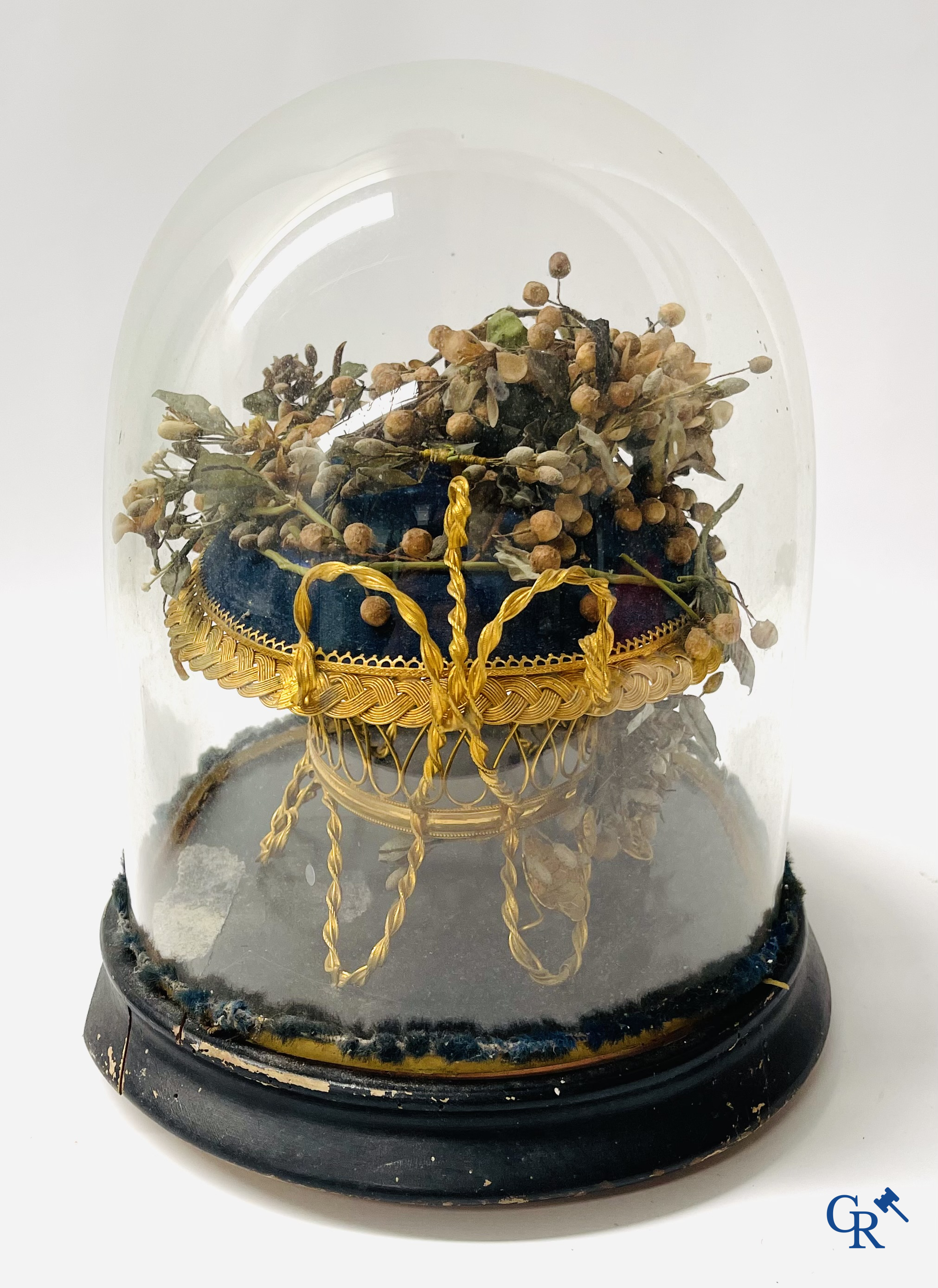 2 glass domes with a bridal bouquet on a cushion with a foot in gilded metal and a foot in Paris porcelain.