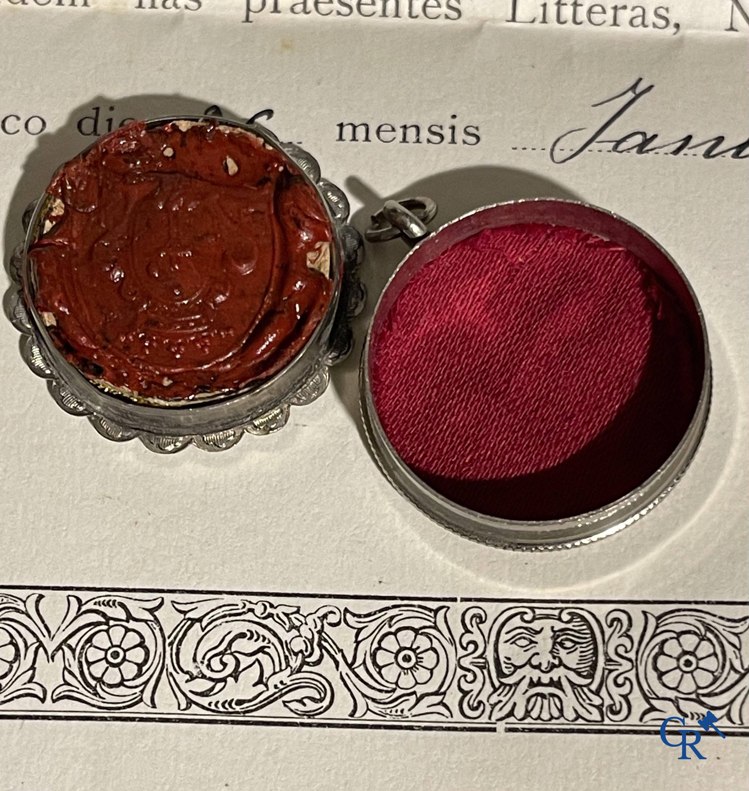 Objets religieux, un lot de 4 thecas scellés qui contiennent ensemble 23 reliques et plusieurs cedulas.