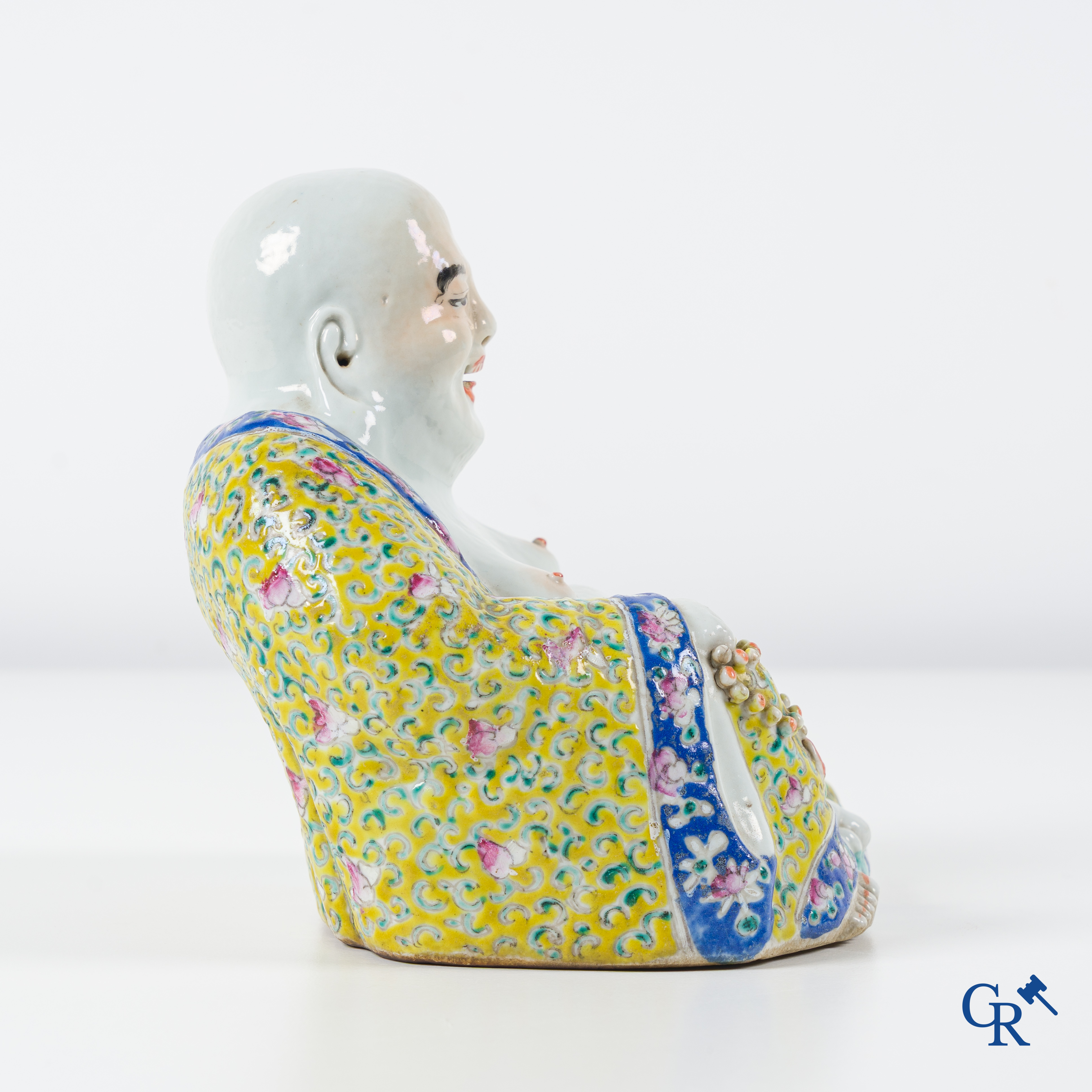Chinees porselein, een Chinese famille rose figuur van Boeddha, met zegelmerk. 19e eeuw.
