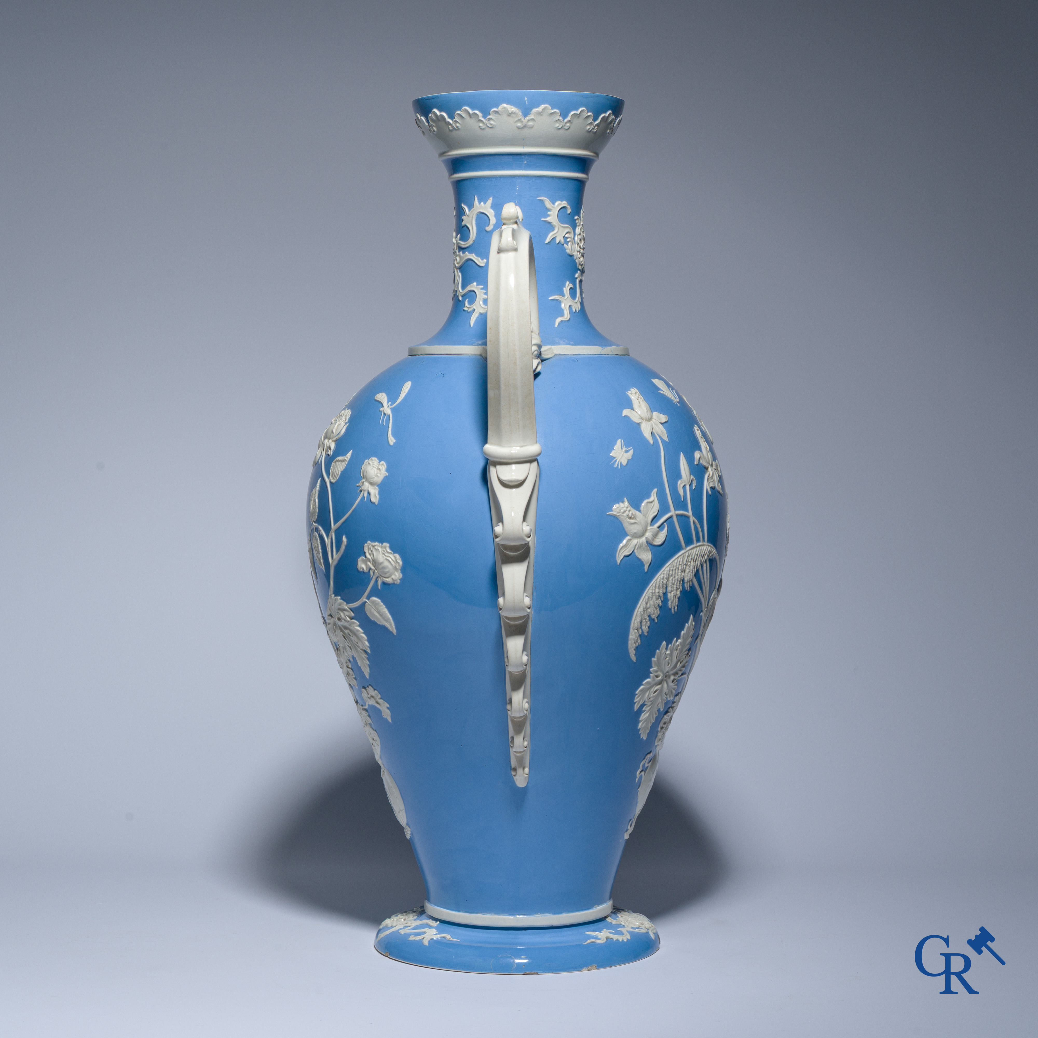 Exceptional and imposing vase in faience with an Asian decor. In the style of Wedgwood or Mintons. 19th century.