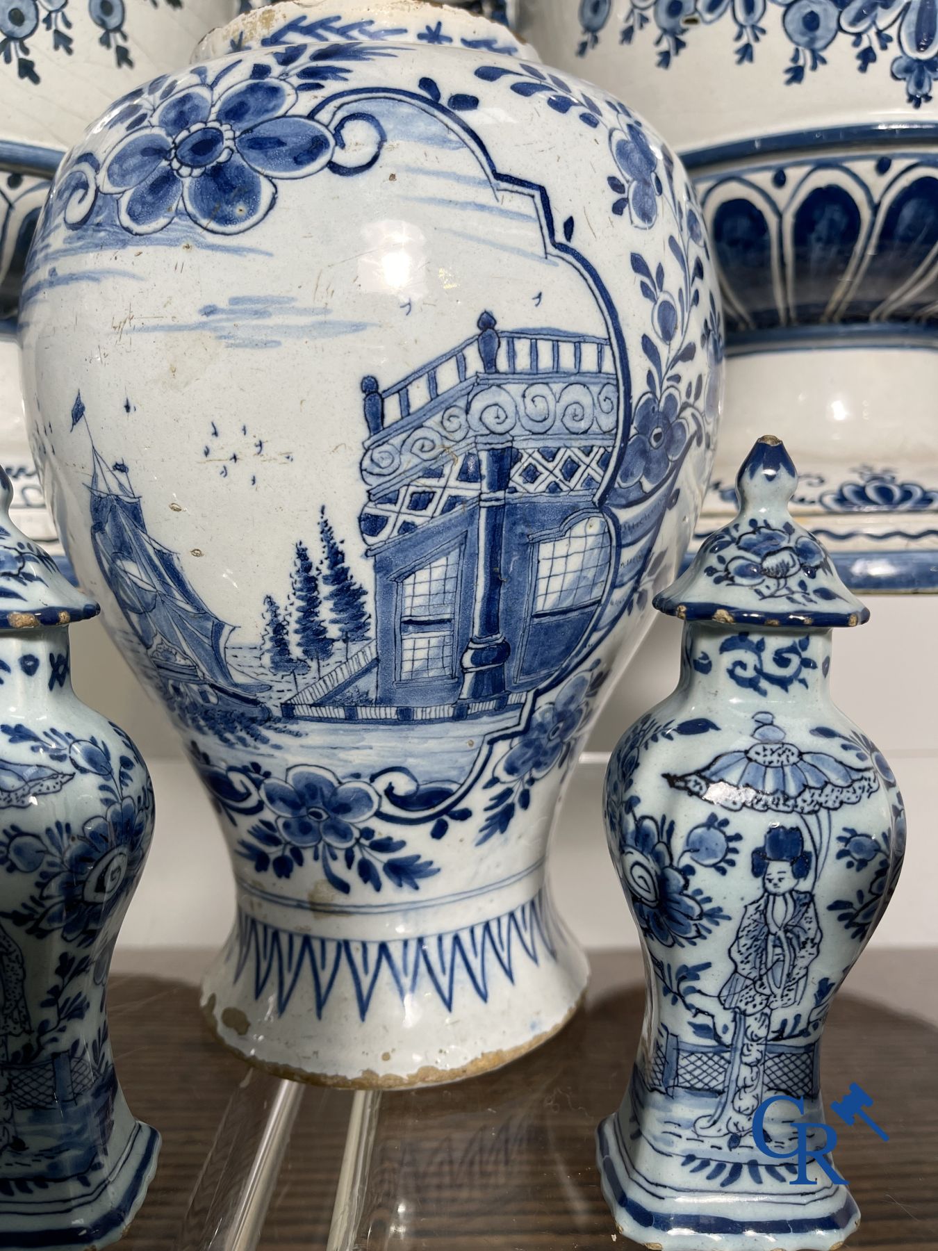 Delft : 11 pièces en faïence bleu et blanc aux décors différents. XVIIe - XVIIIe siècle.