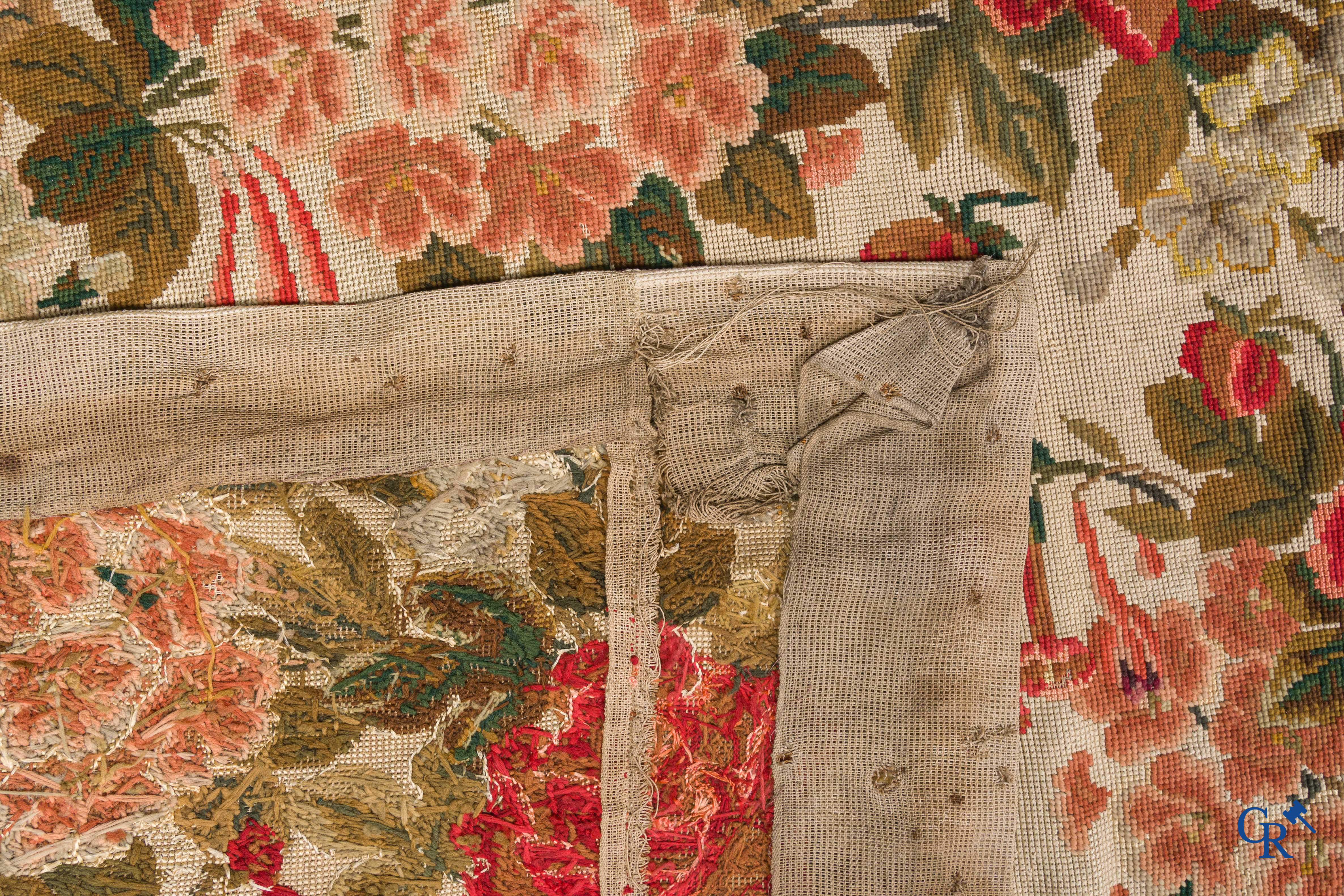 Religieuze objecten, 2 antieke houten heiligbeelden en een grote broderie met religieuze taferelen.