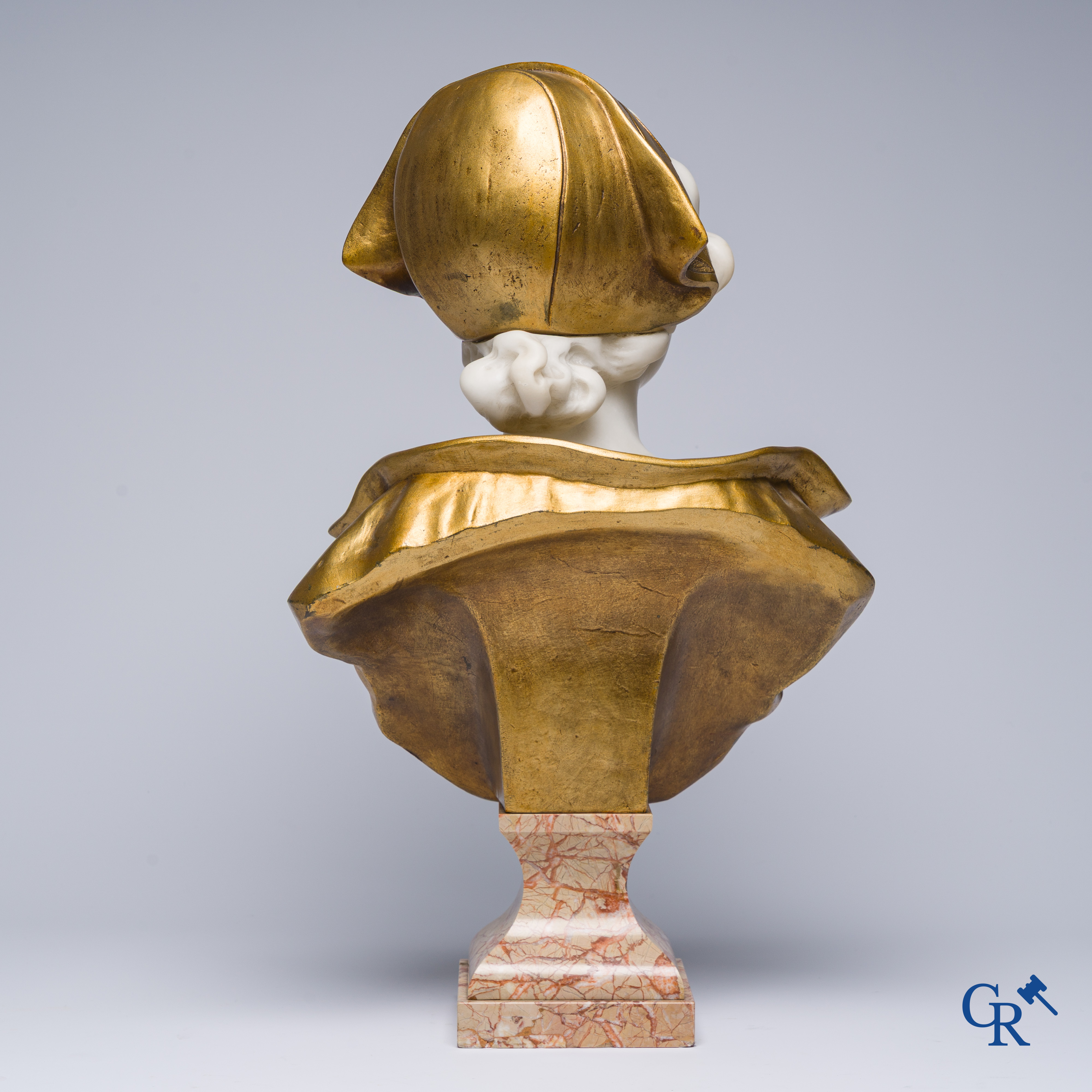 A bust of a noble lady in bronze and marble. Around 1900.