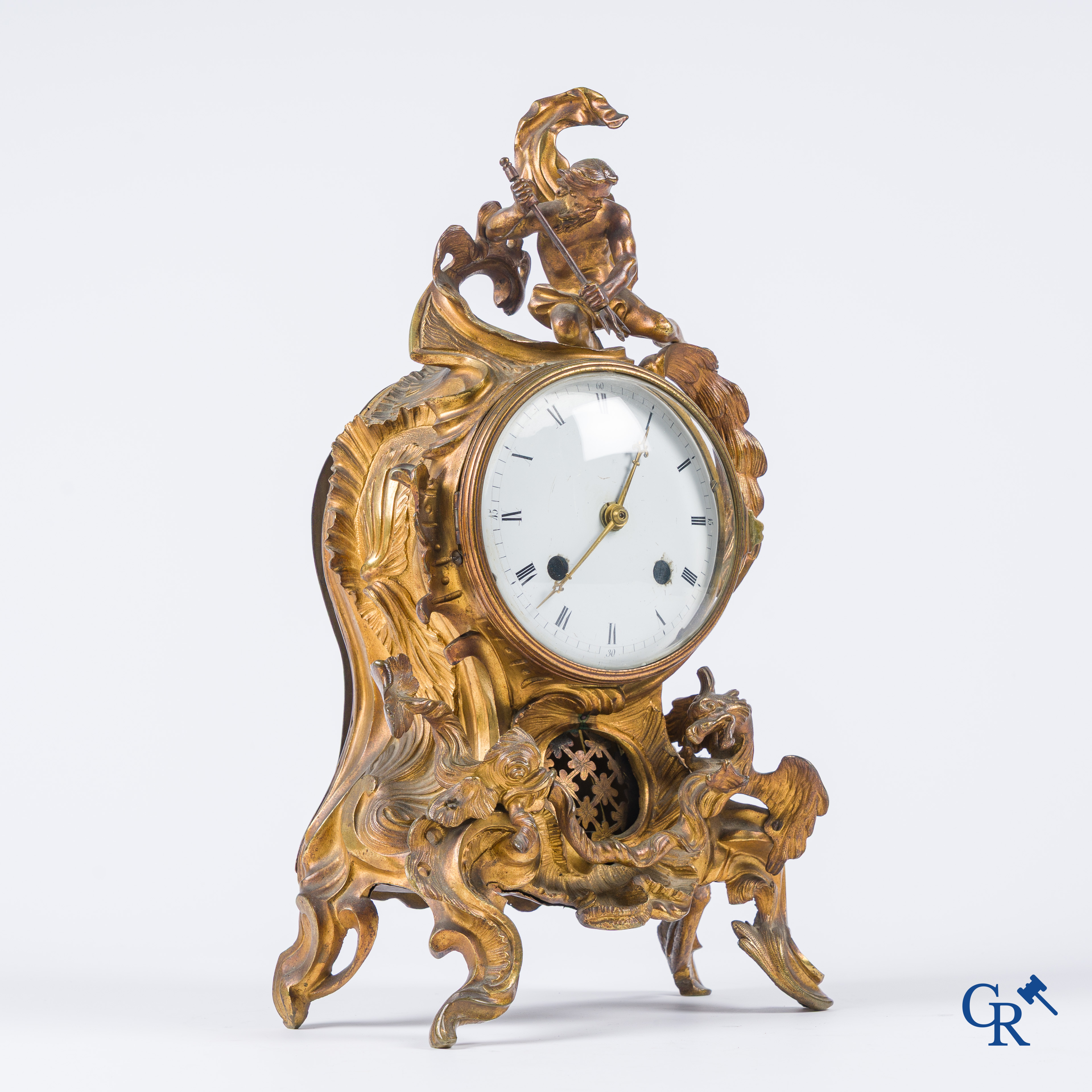 Epoque Louis XV. Pendule LXV en bronze doré orné de Neptune et des animaux marins dans le goût de Charles Cressent.