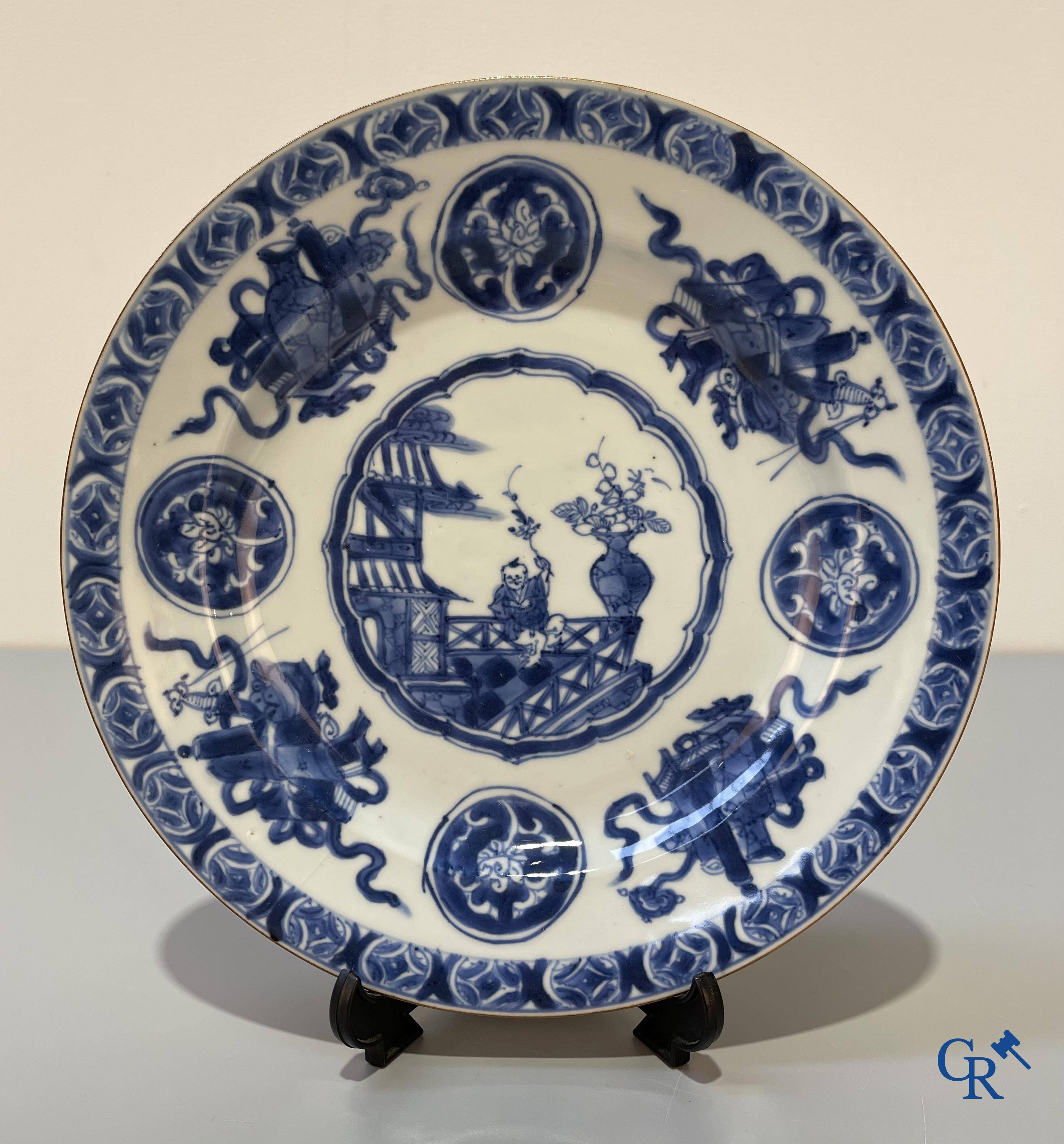Art Asiatique, porcelaine chinoise, une paire d'assiettes en porcelaine bleu et blanc chinoise. XVIIIe siècle.