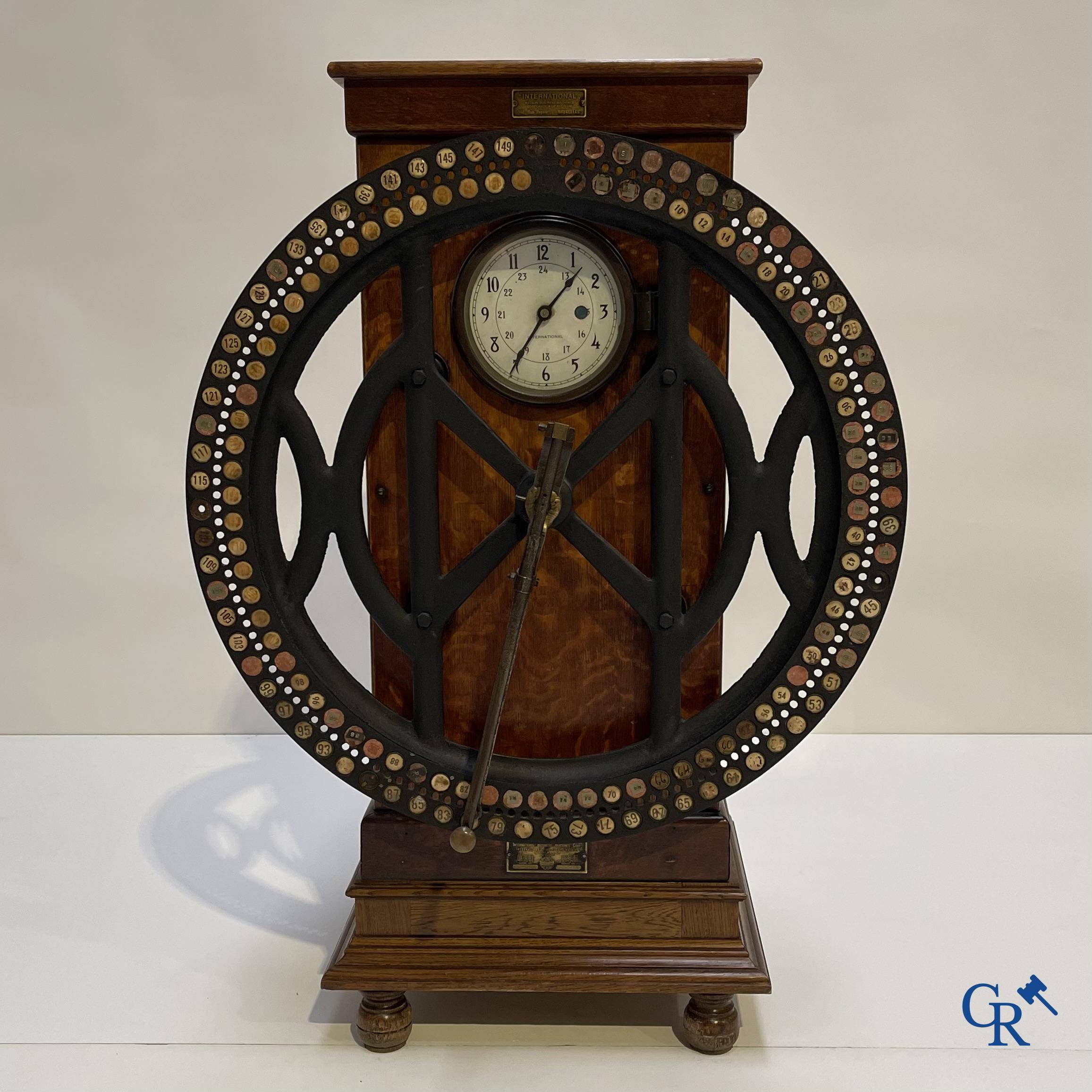 "International" Watson Business Machines Corporation de Belgique. Horloge d'usine avec une roue en fonte. Vers 1900.