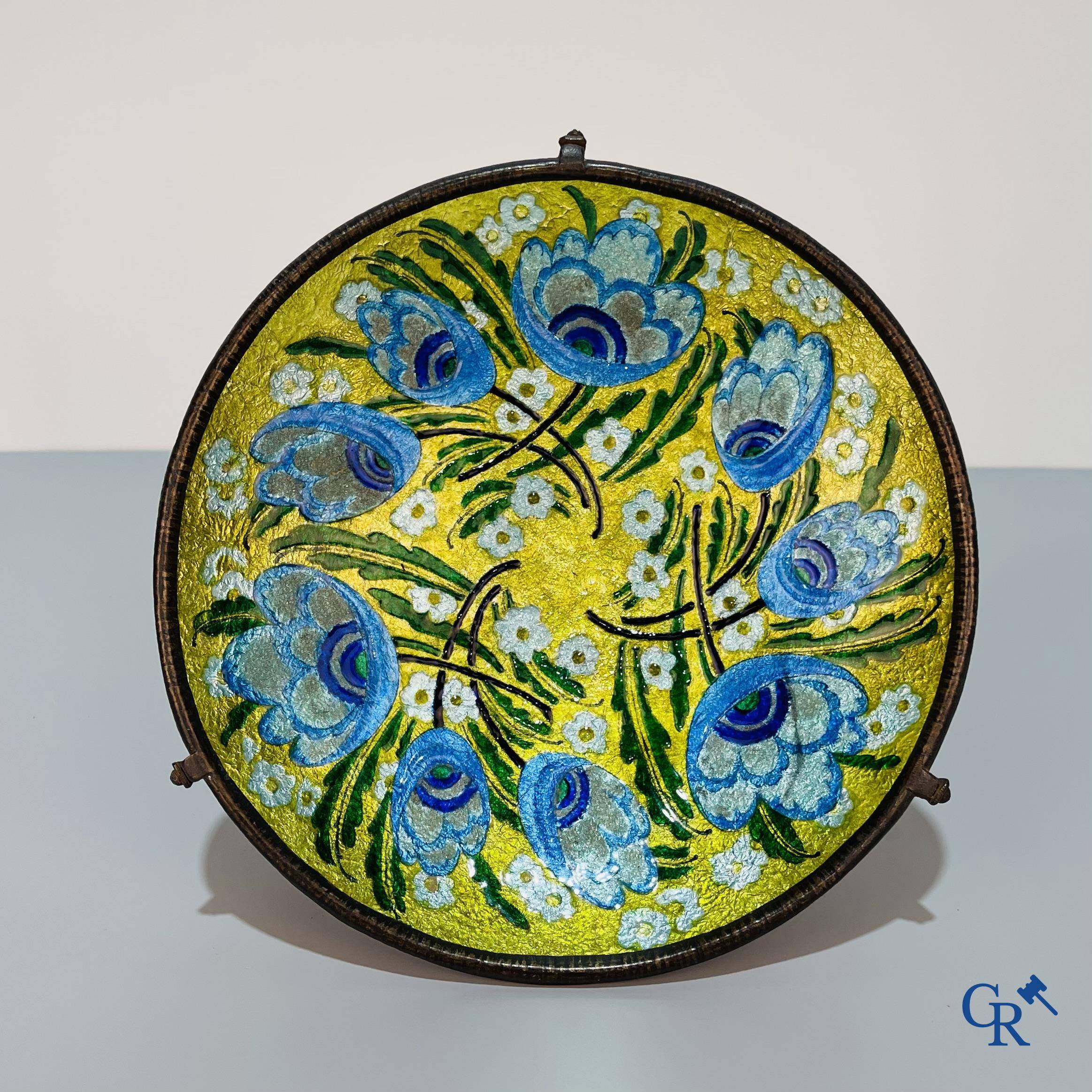 Camille Fauré (1874-1956), Un grand vide poche Art déco en cloisonne sur un pied en fer forgé finement martelé.