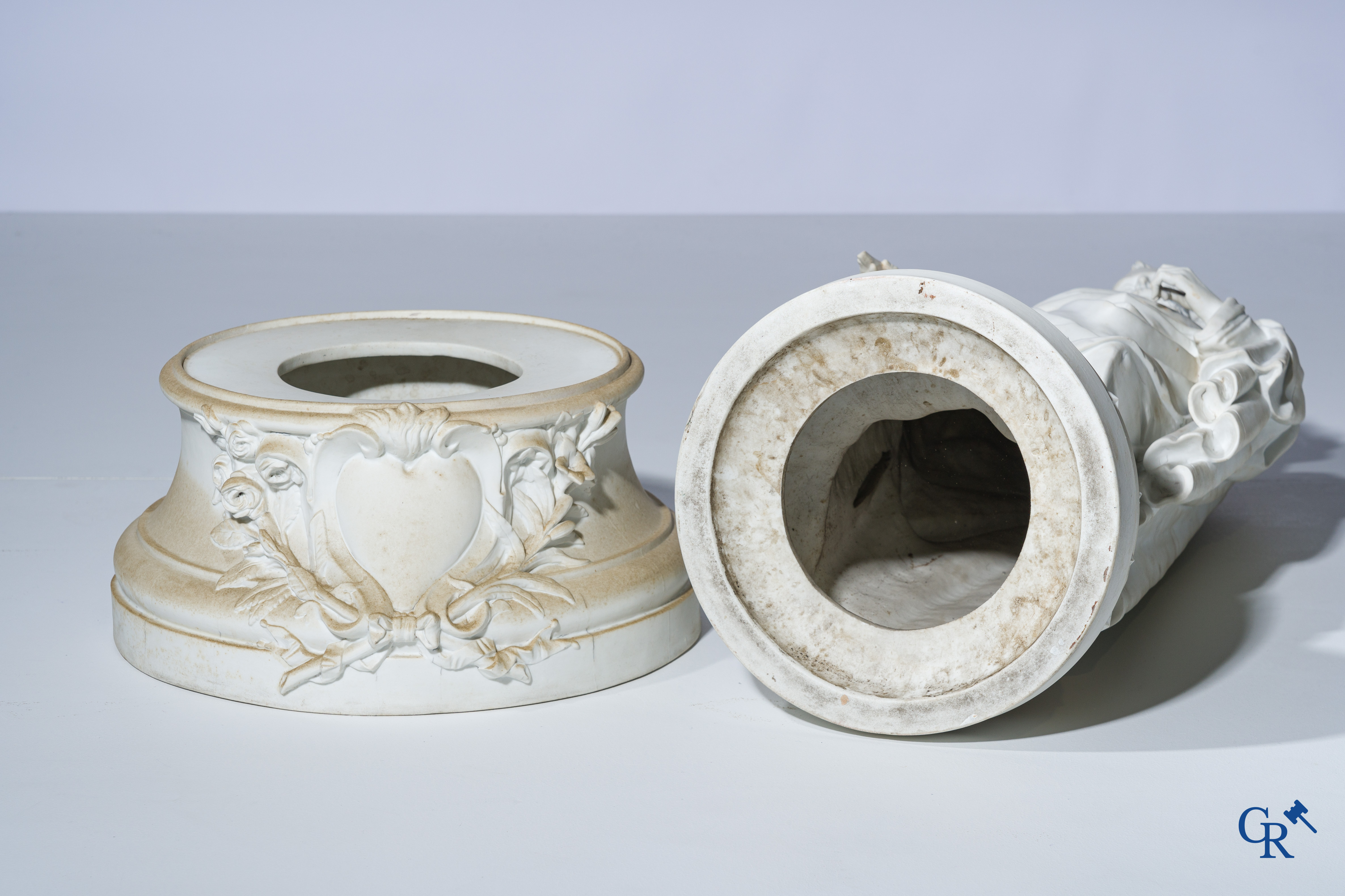 Religieuze objecten, een paar imposante beelden in witte biscuit op een losse sokkel. 19e eeuw.