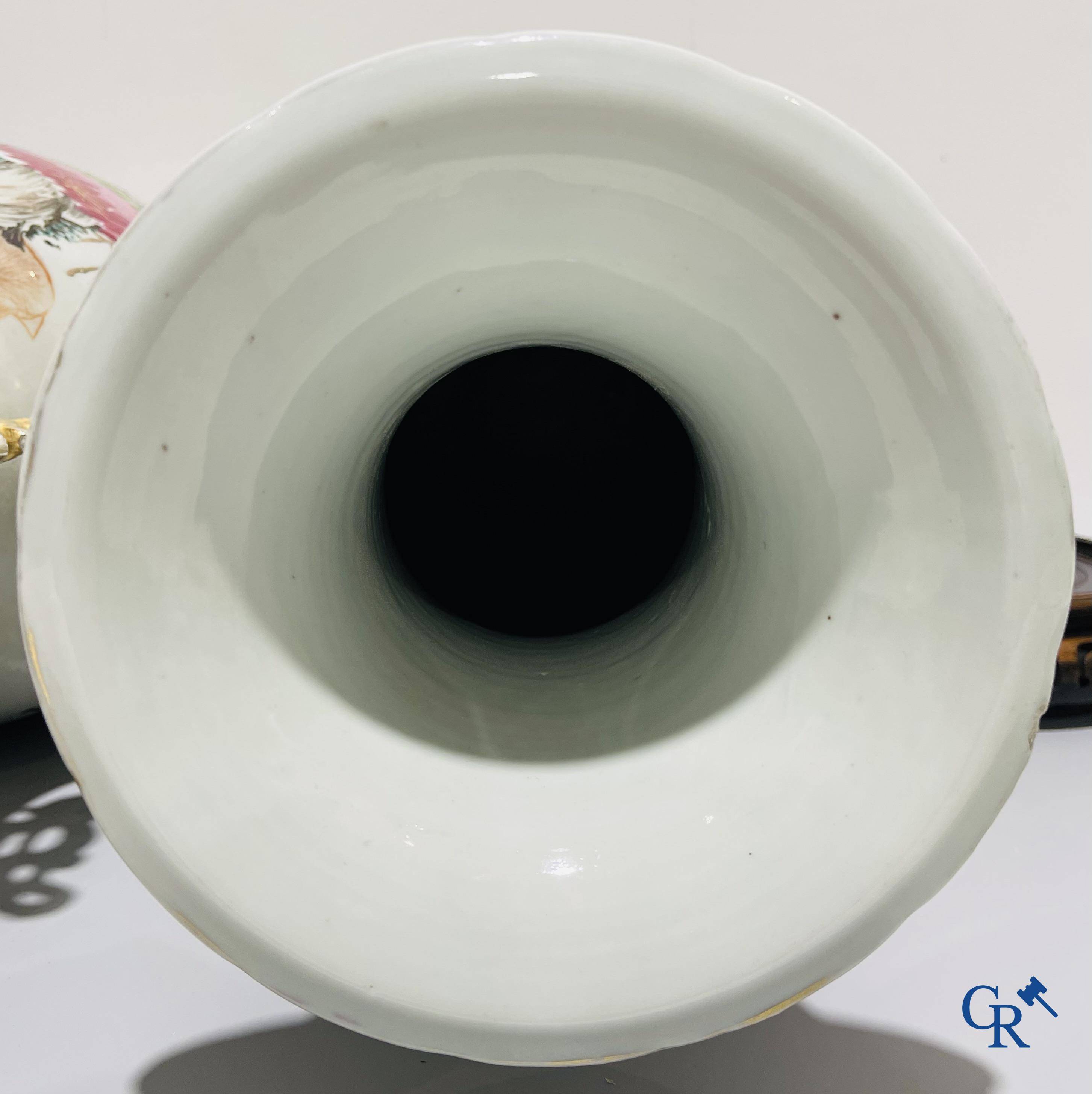 Art Asiatique, porcelaine chinoise. Une paire de vases chinois avec calligraphie.