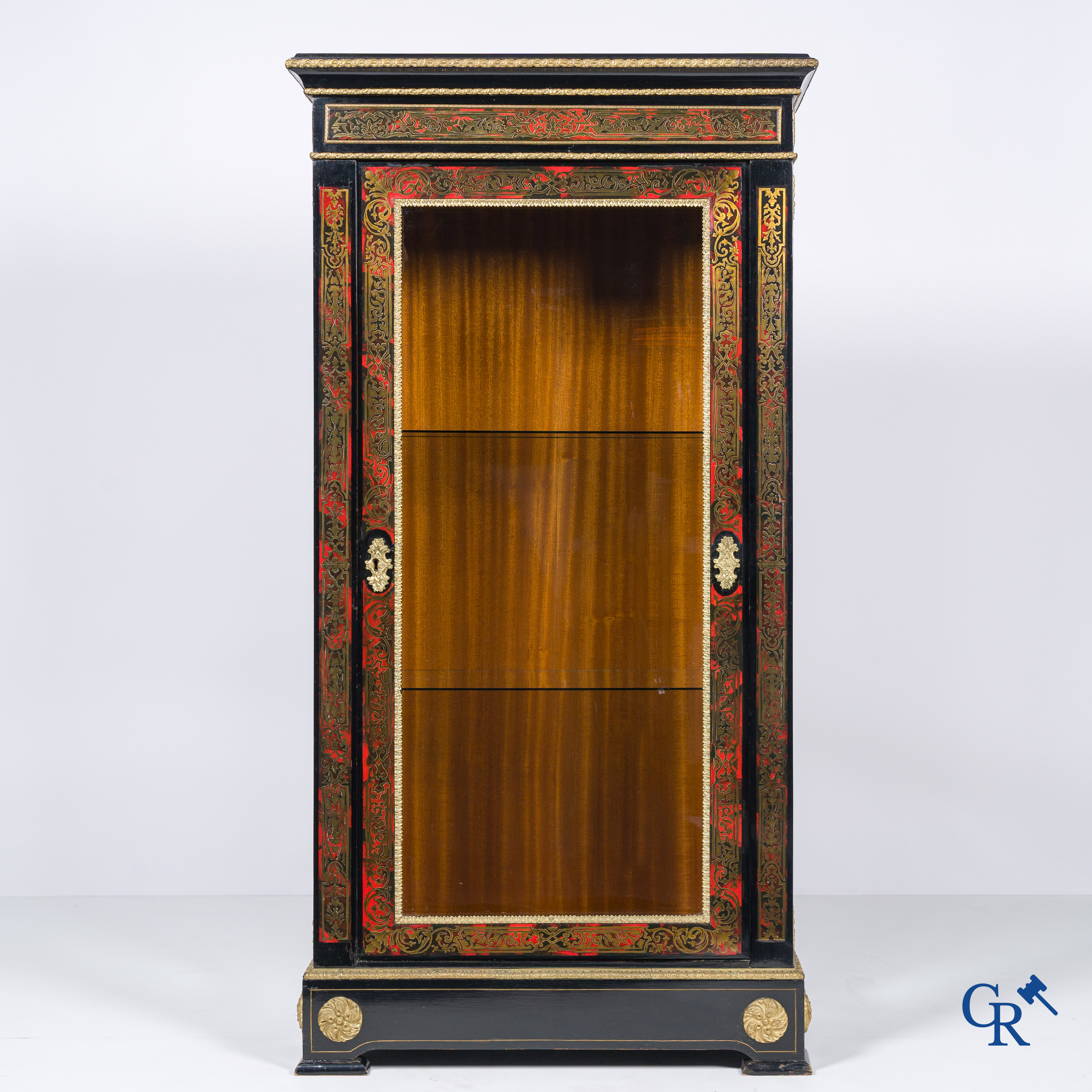 Een 1 deurs vitrine meubel met Boulle marqueterie. 19de eeuw.