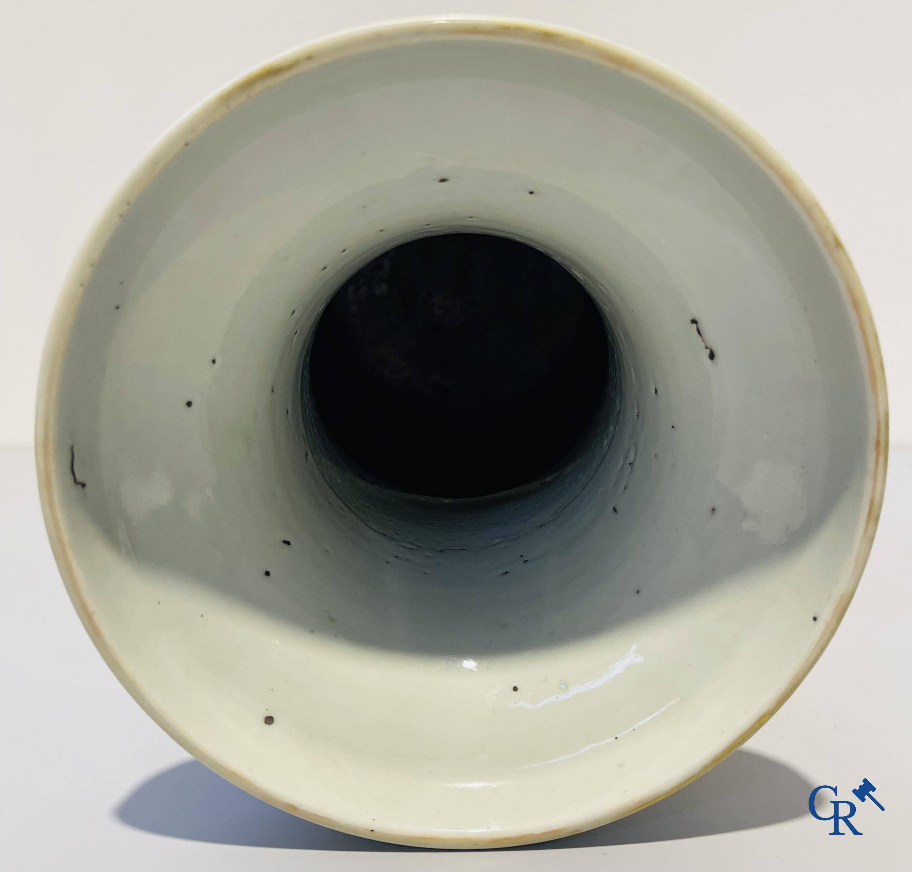 Art Asiatique, porcelaine chinoise. Une paire de vases chinois avec un décor d'antiquités. 19ème siècle.