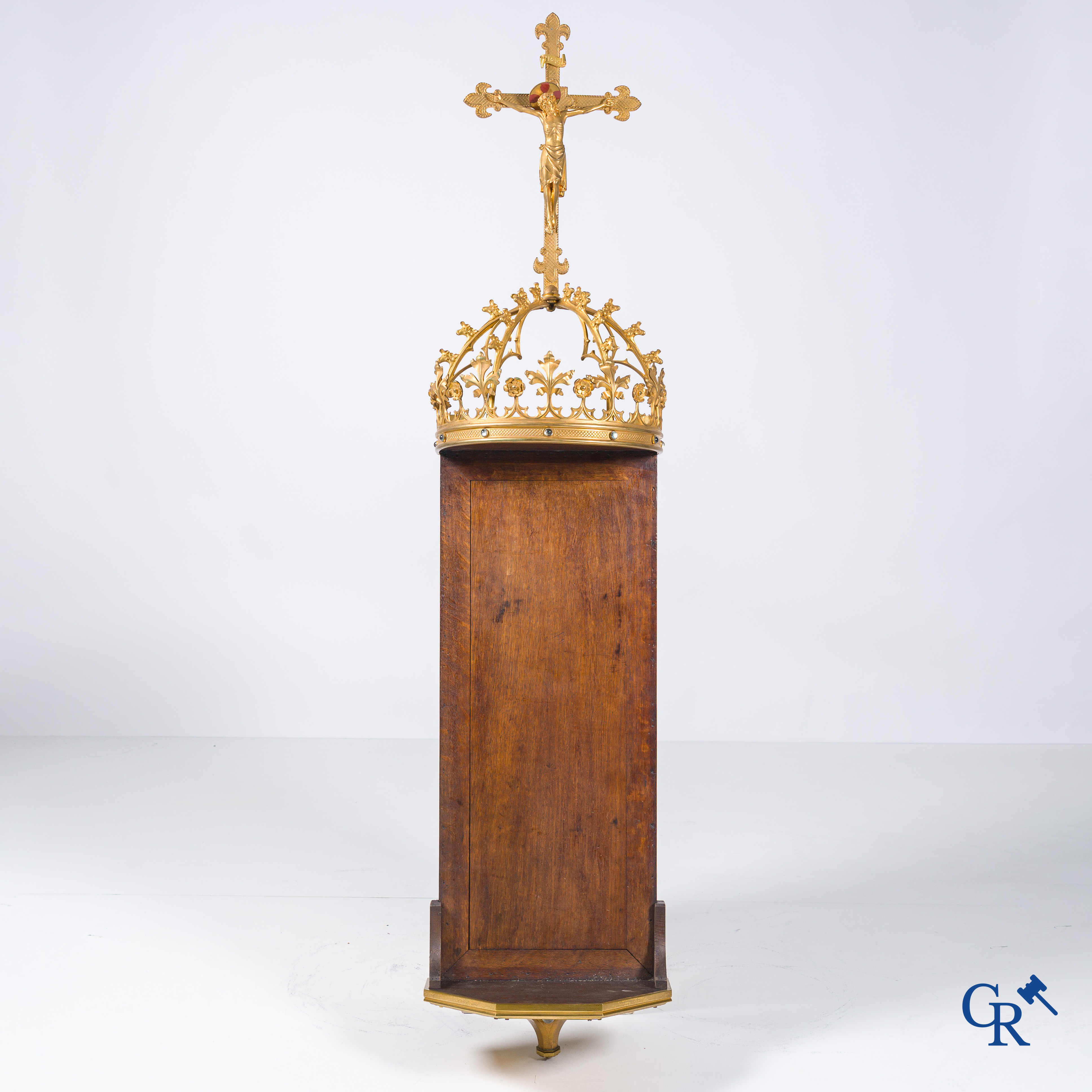 Religieuze objecten, een grote neo-gotische nis in hout en vergulde brons.