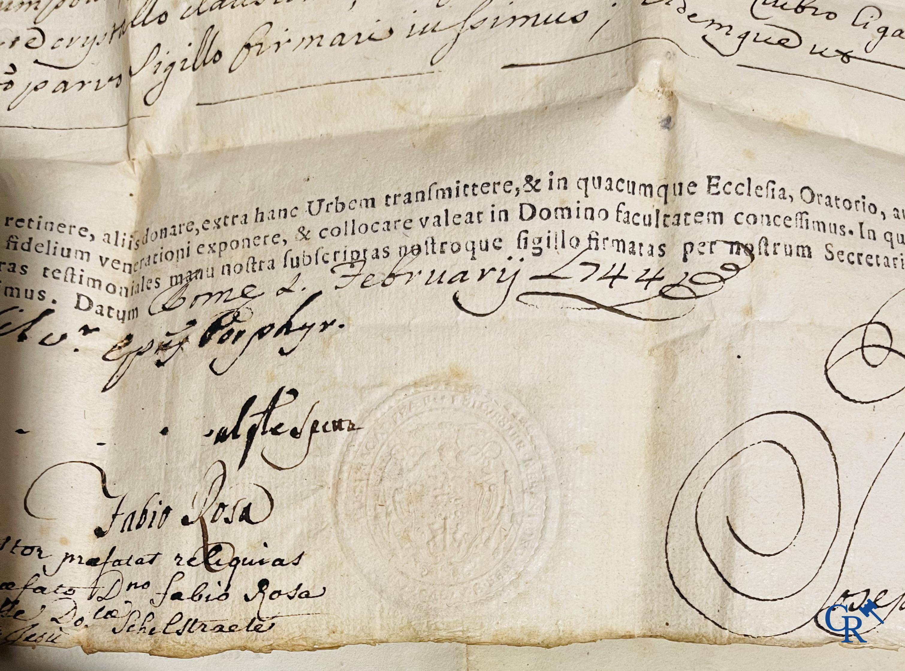 Objets religieux, un lot de 4 thecas scellés qui contiennent ensemble 23 reliques et plusieurs cedulas.