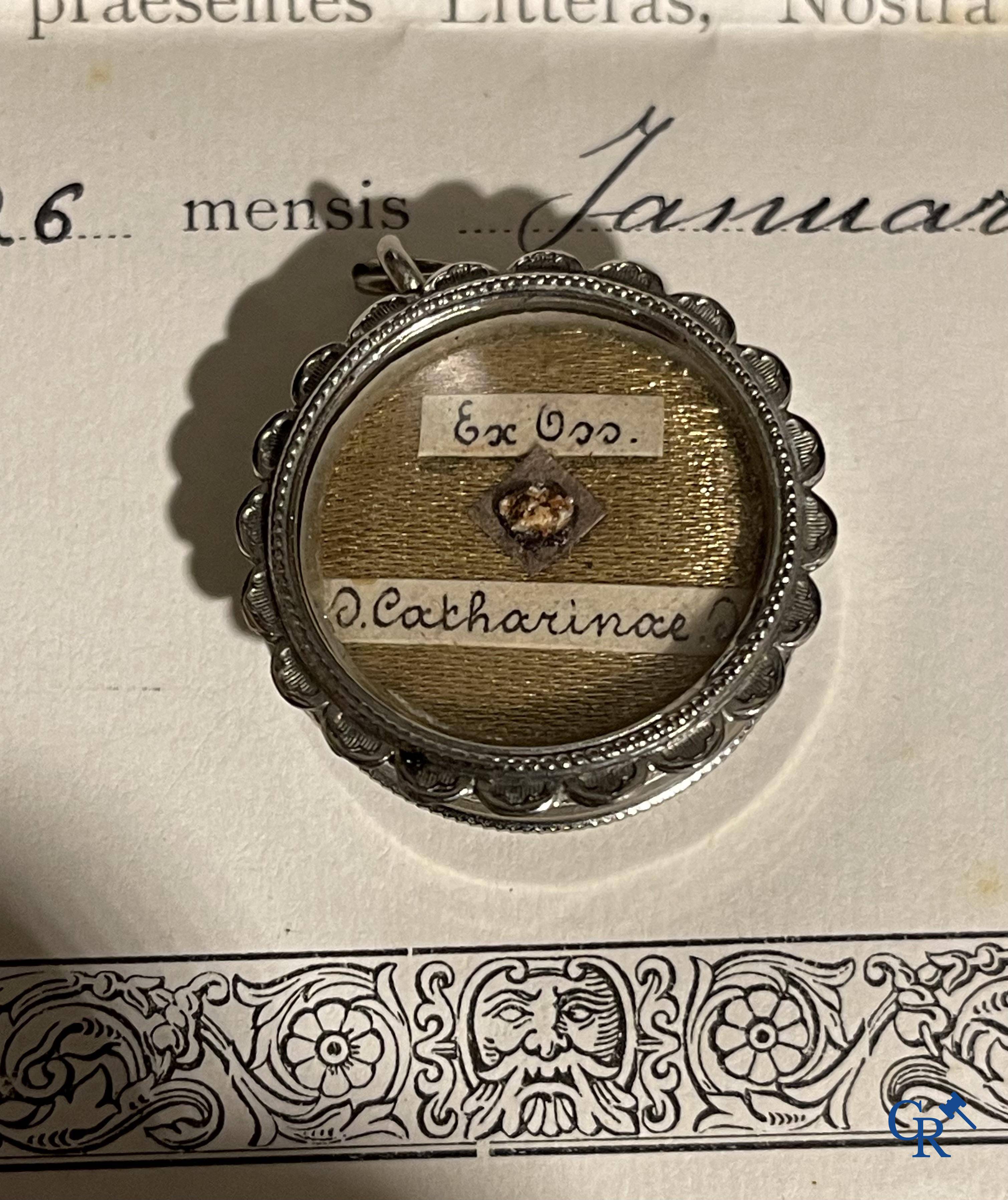 Objets religieux, un lot de 4 thecas scellés qui contiennent ensemble 23 reliques et plusieurs cedulas.