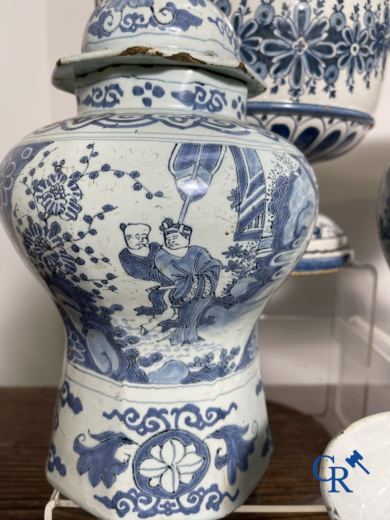 Delft : 11 pièces en faïence bleu et blanc aux décors différents. XVIIe - XVIIIe siècle.