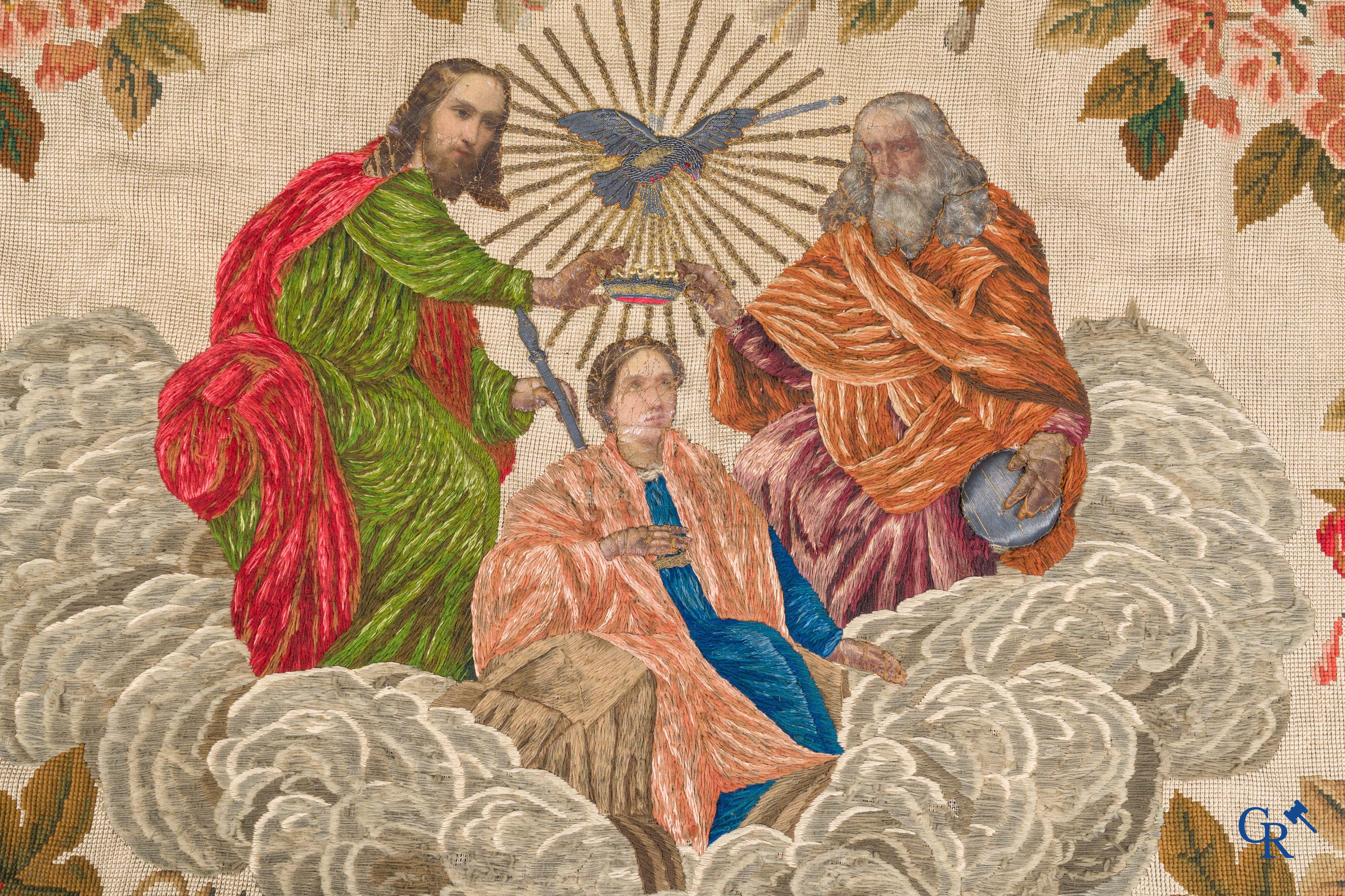 Religieuze objecten, 2 antieke houten heiligbeelden en een grote broderie met religieuze taferelen.