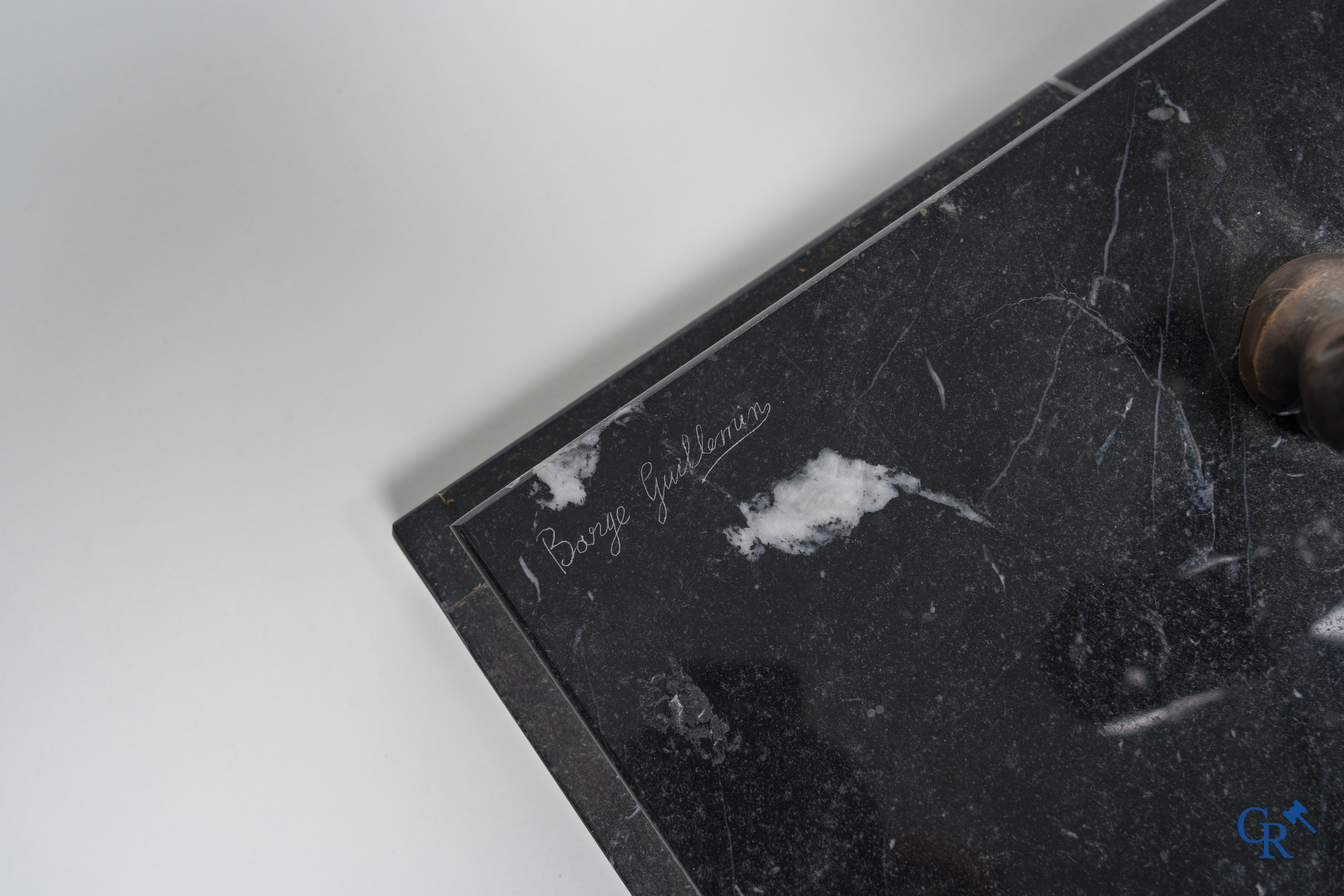 Beeld in kunstbrons op een zwarte marmer sokkel, Arabische ruiter te paard. 20ste eeuw.