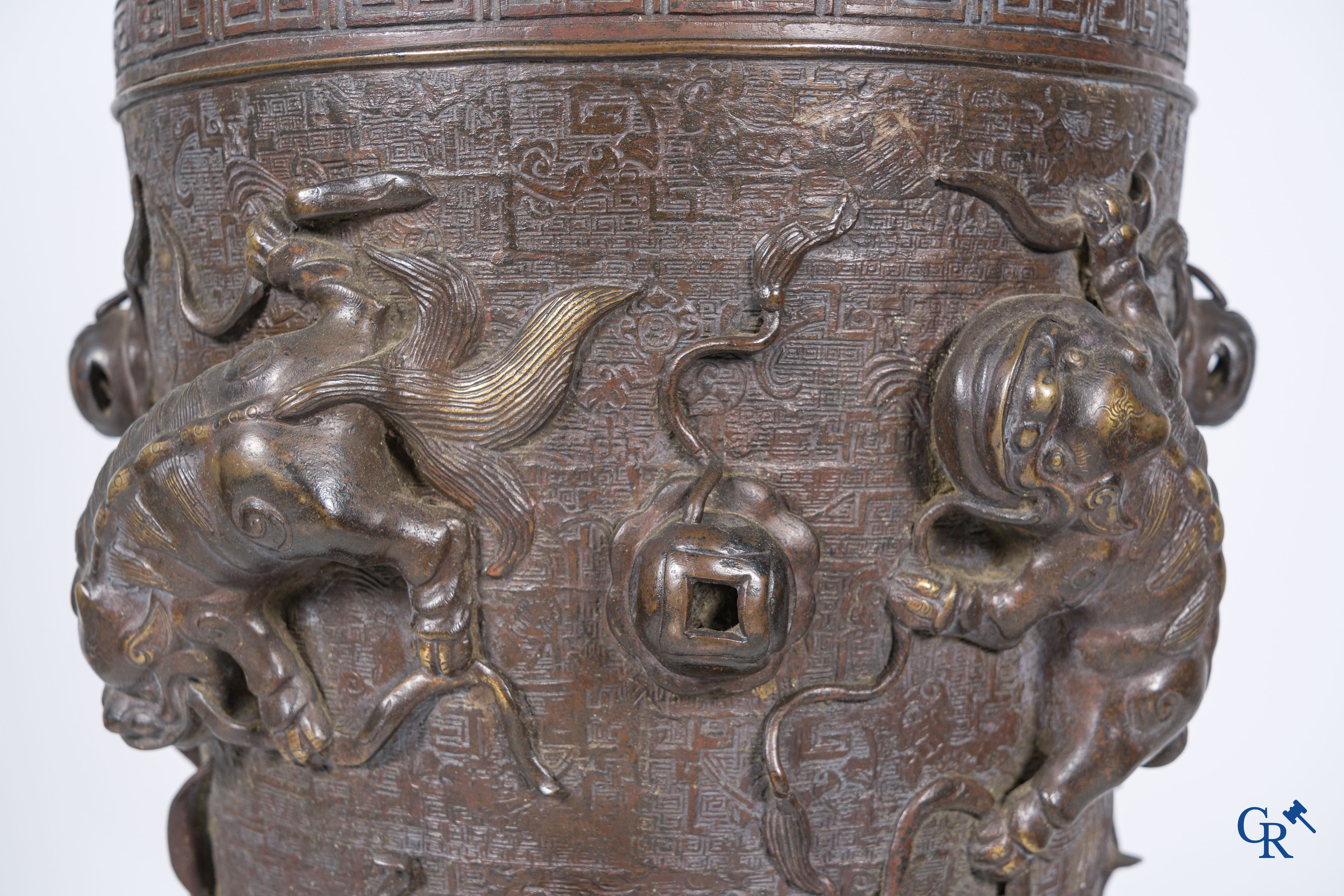 Aziatica, een imposante bronzen Chinese vaas op een sokkel in Chinees hardhout.