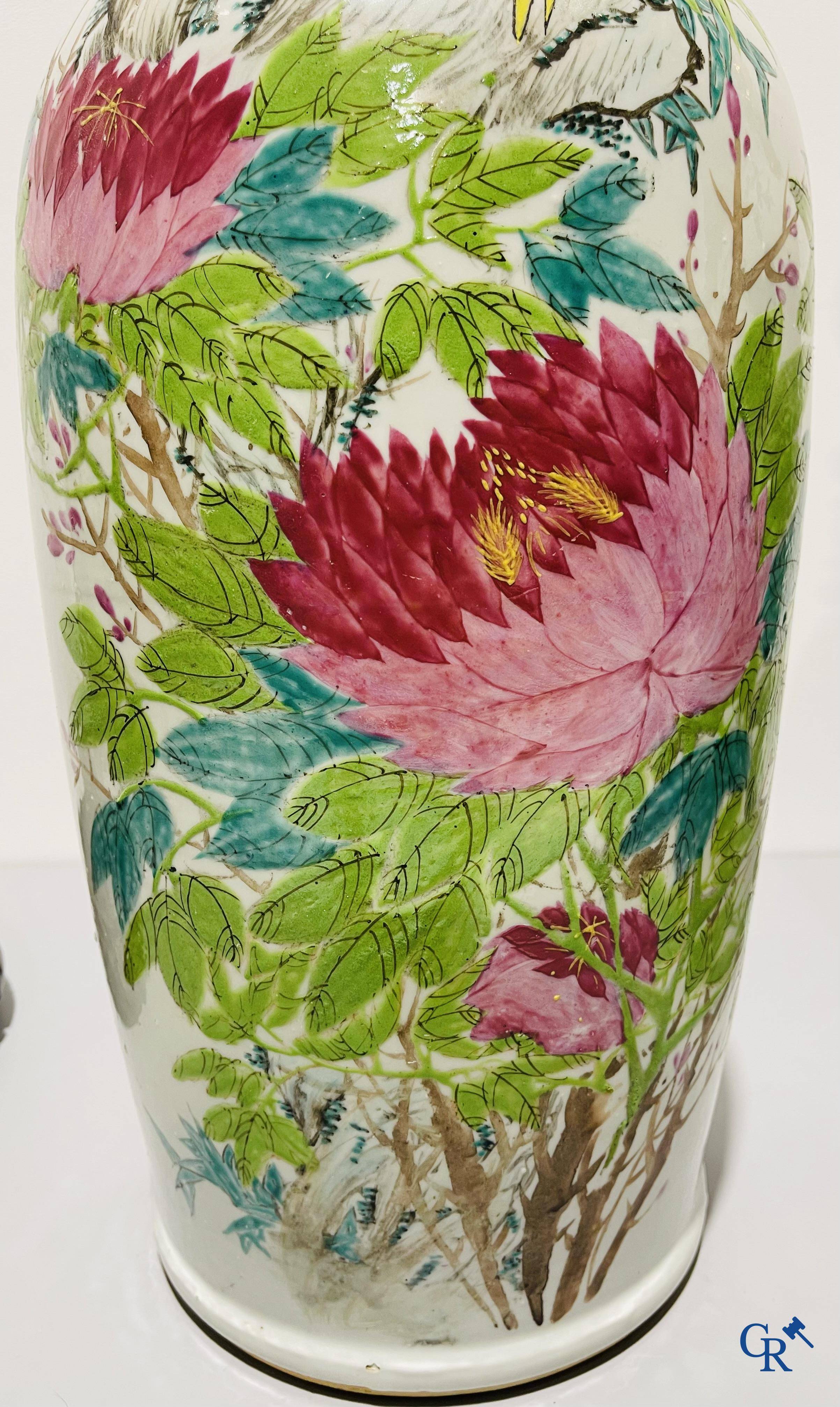 Art Asiatique, porcelaine chinoise. Une paire de vases chinois avec calligraphie.