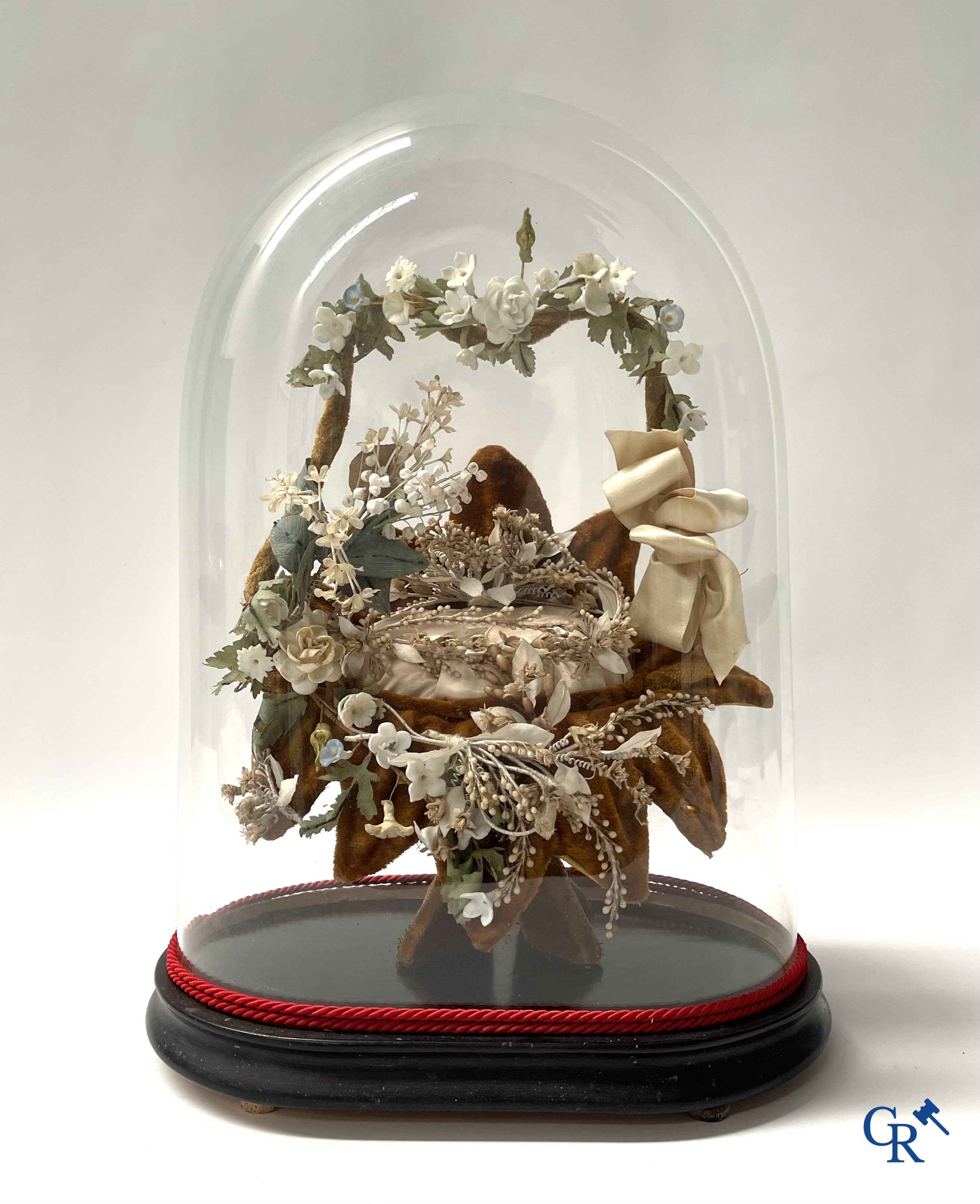 2 exceptional globes in glass with a wedding bouquet in basket shape, decorated with flowers in fine porcelain. Circa 1900.