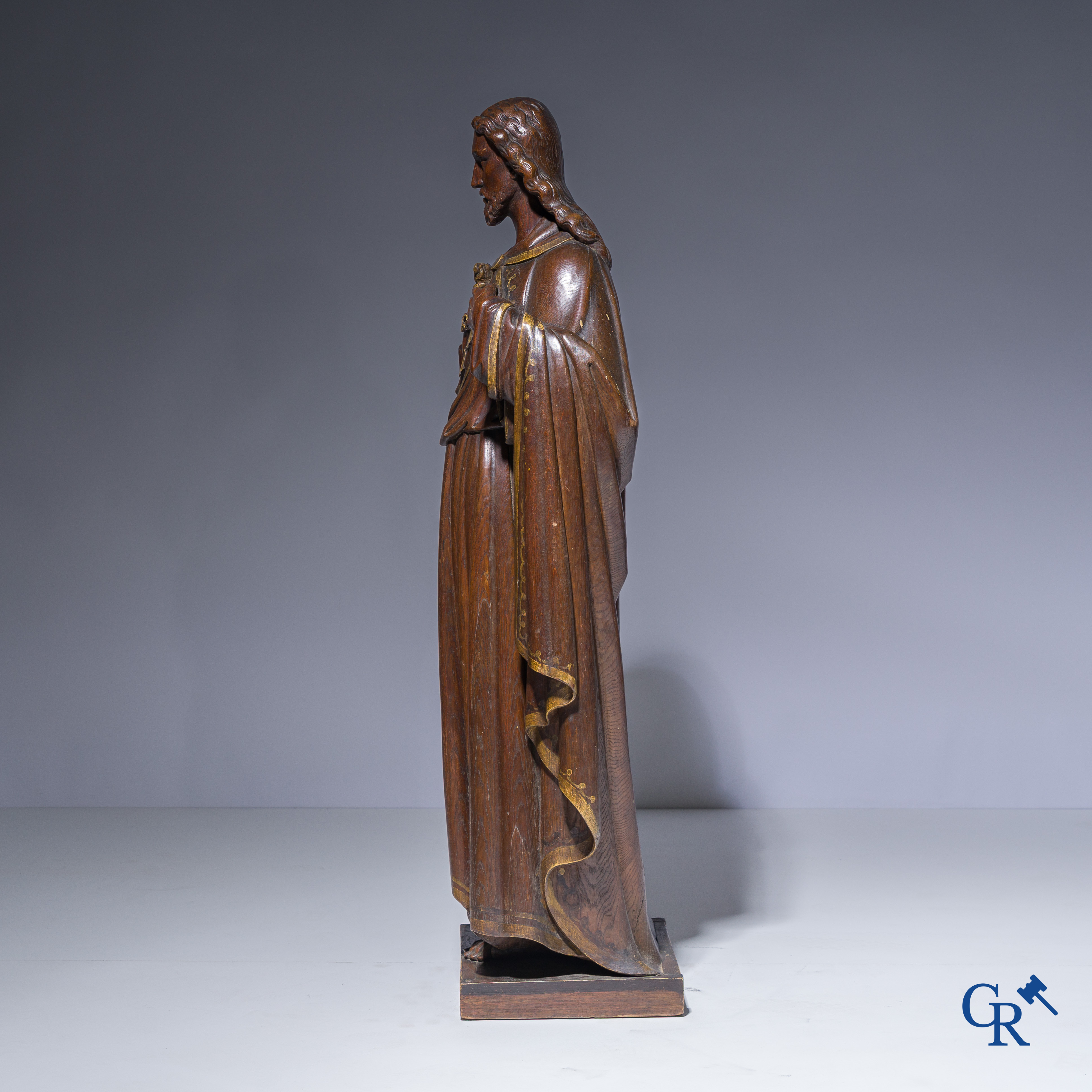 Objets religieux, une représentation en chêne sculpté de Jésus-Christ au Sacré-Cœur. XIXème siècle.