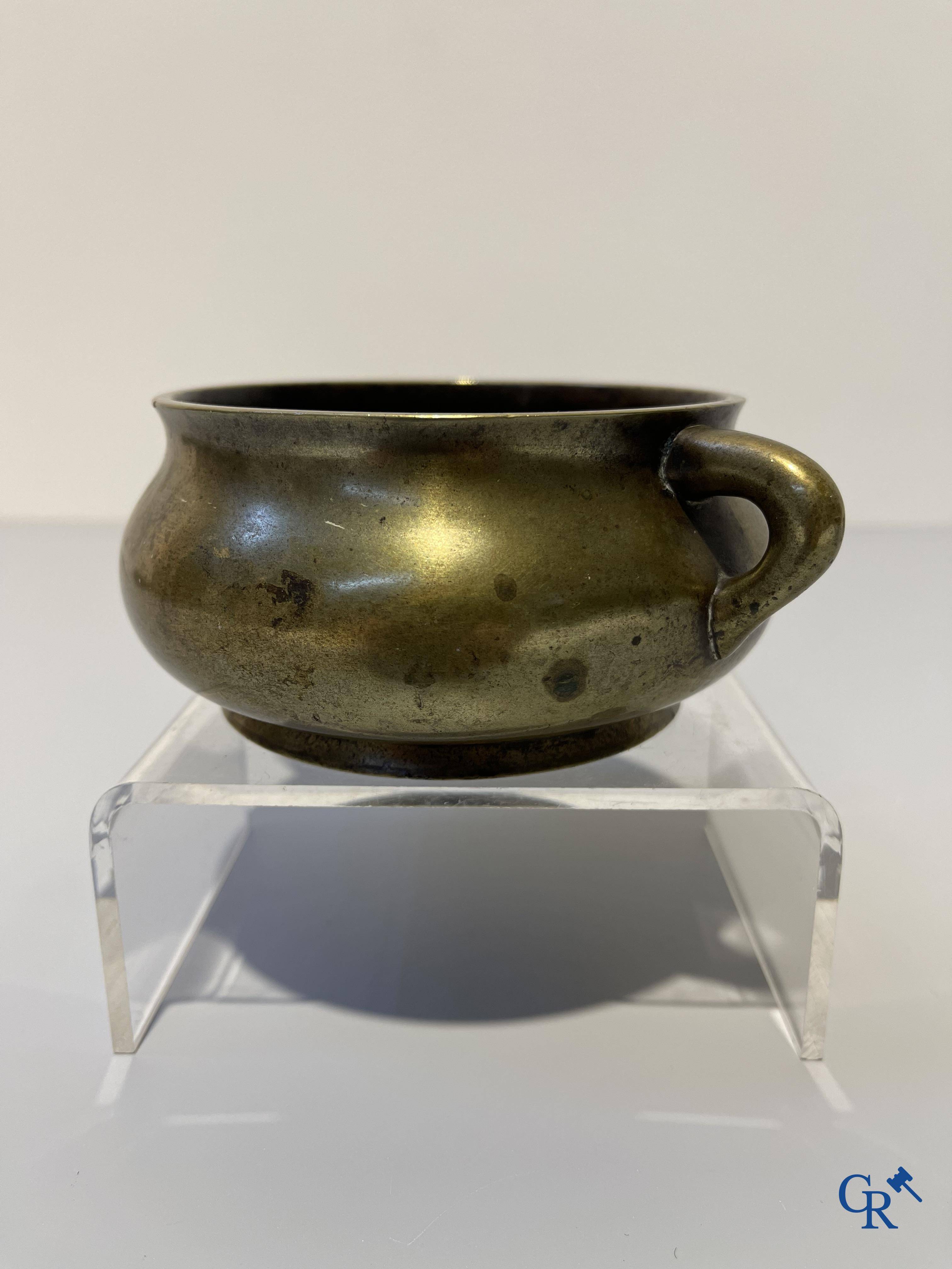 Aziatica, een Chinese bronzen wierookbrander. Chóngzhēn Dīngchǒu nián zhì 崇禎丁丑年製 mark, gedateerd 1637.
