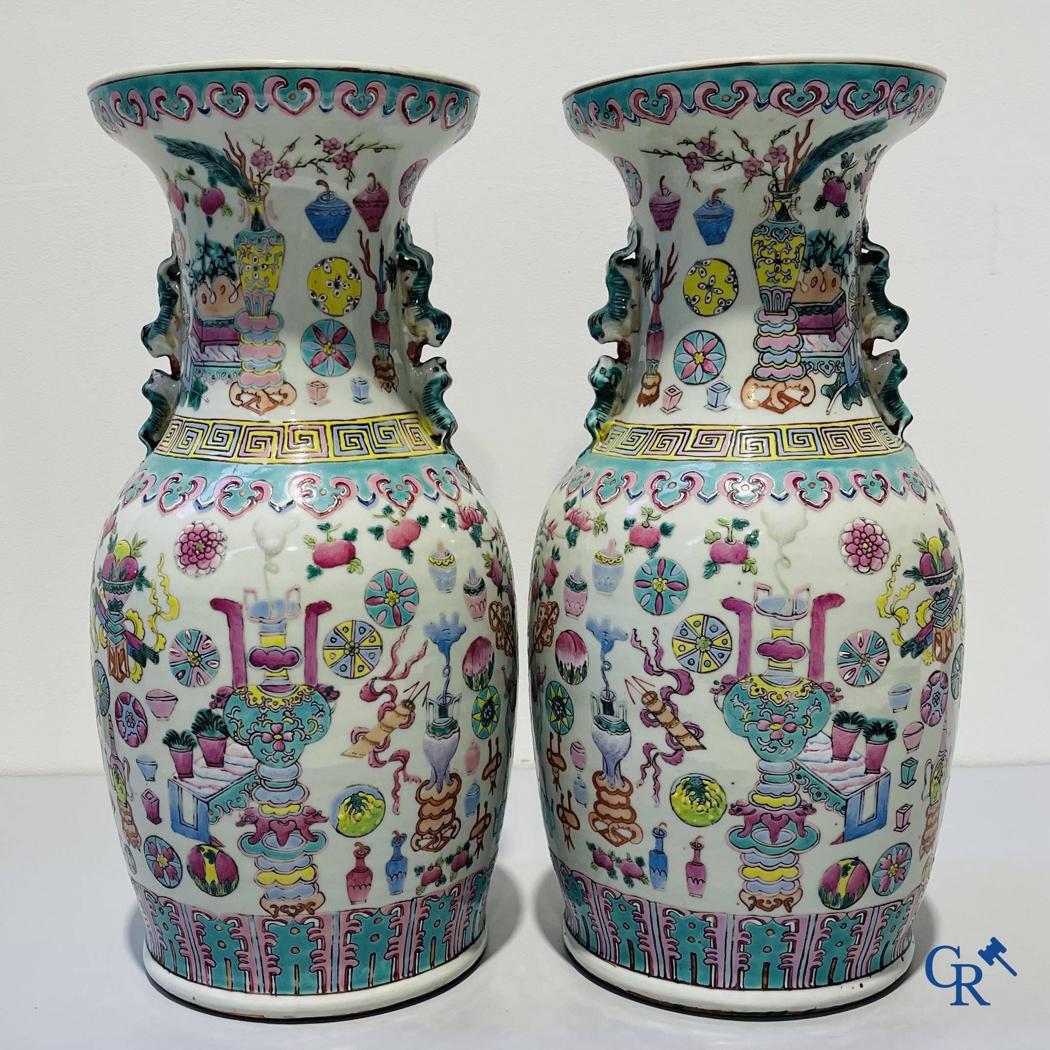 Art Asiatique, porcelaine chinoise. Une paire de vases chinois avec un décor d'antiquités. 19ème siècle.