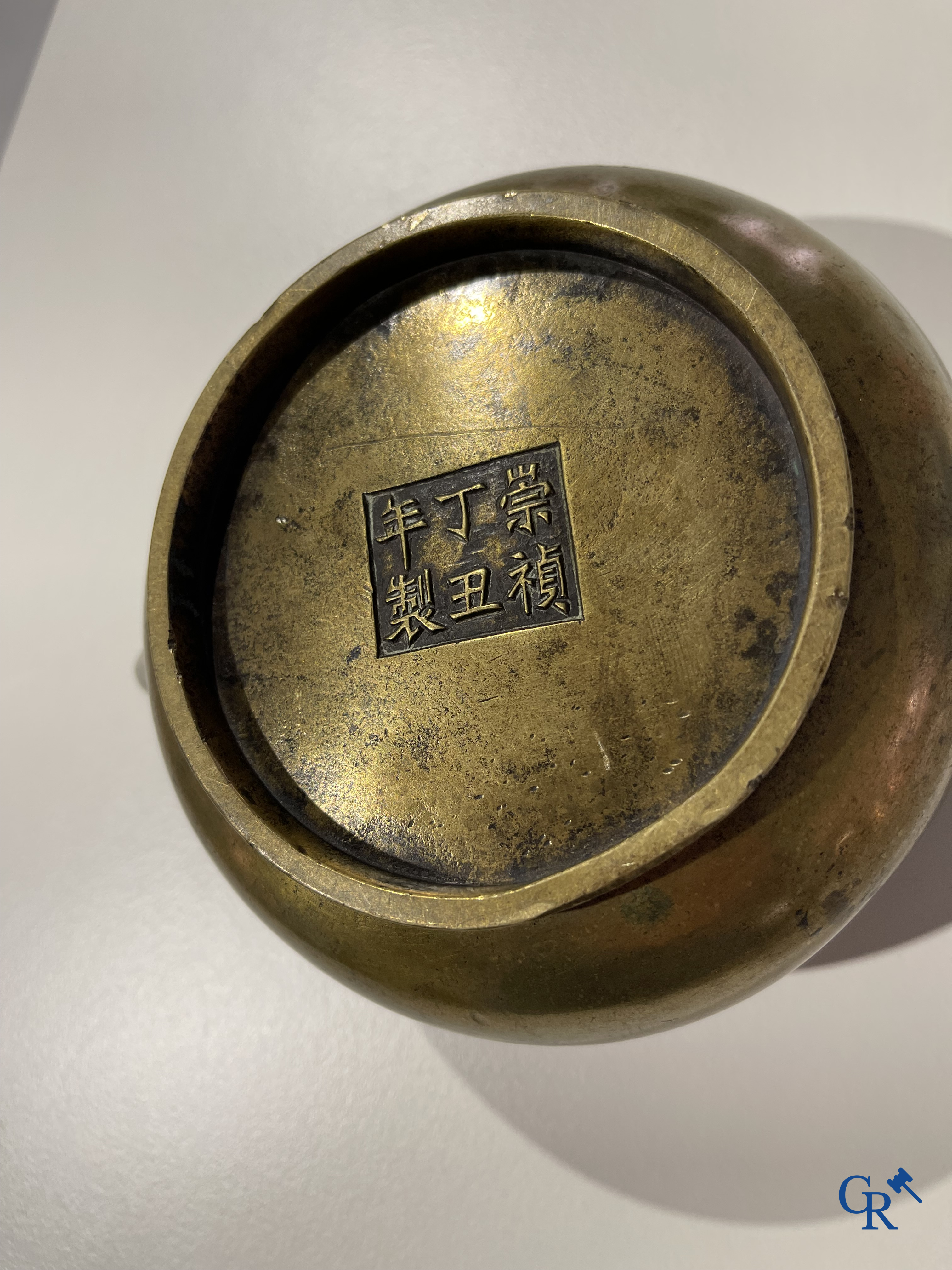 Aziatica, een Chinese bronzen wierookbrander. Chóngzhēn Dīngchǒu nián zhì 崇禎丁丑年製 mark, gedateerd 1637.