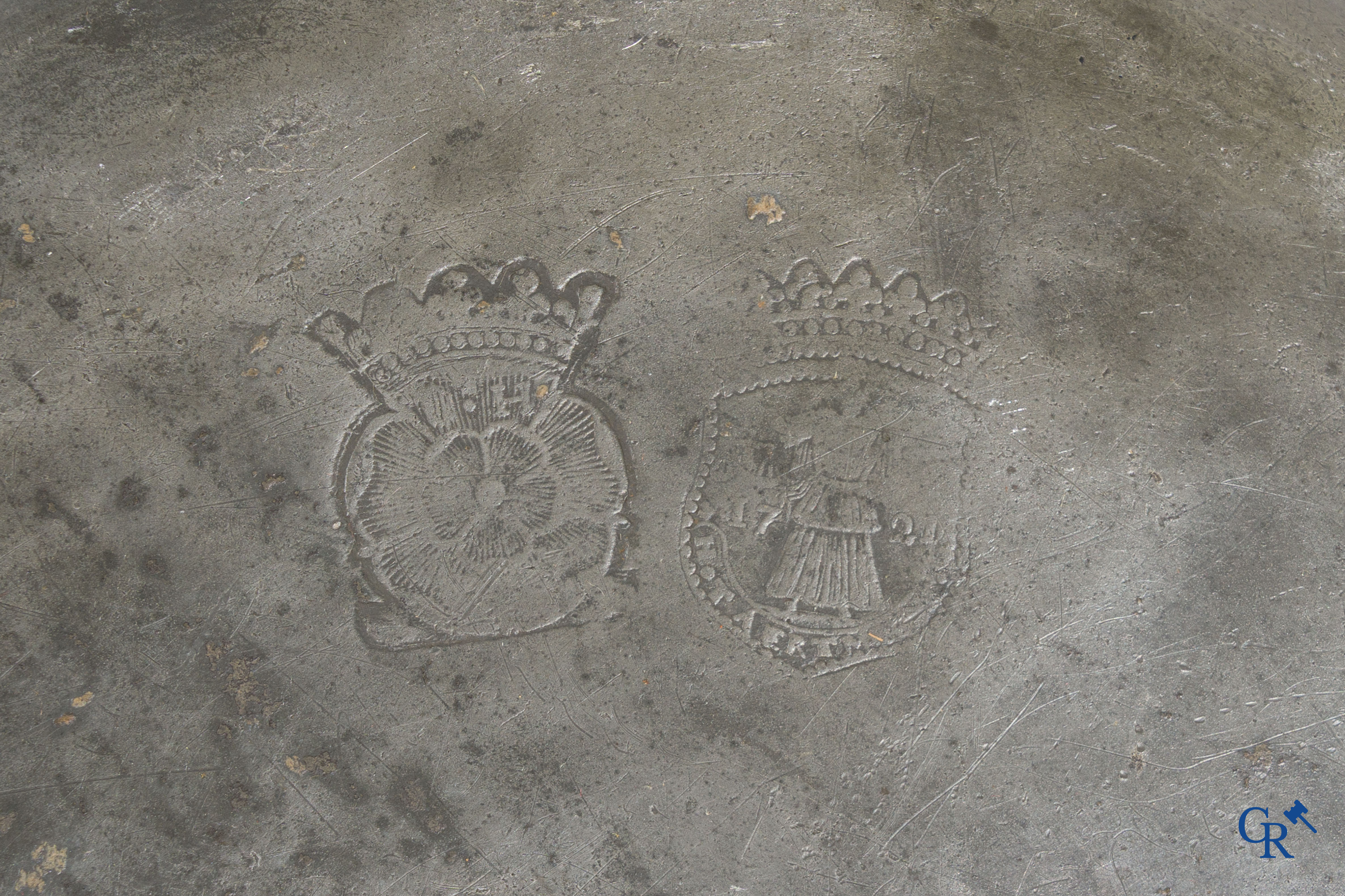 Een groot lot antieke tinnen schotels, waaronder een zeldzame scheerkom. 18e-19e eeuw.