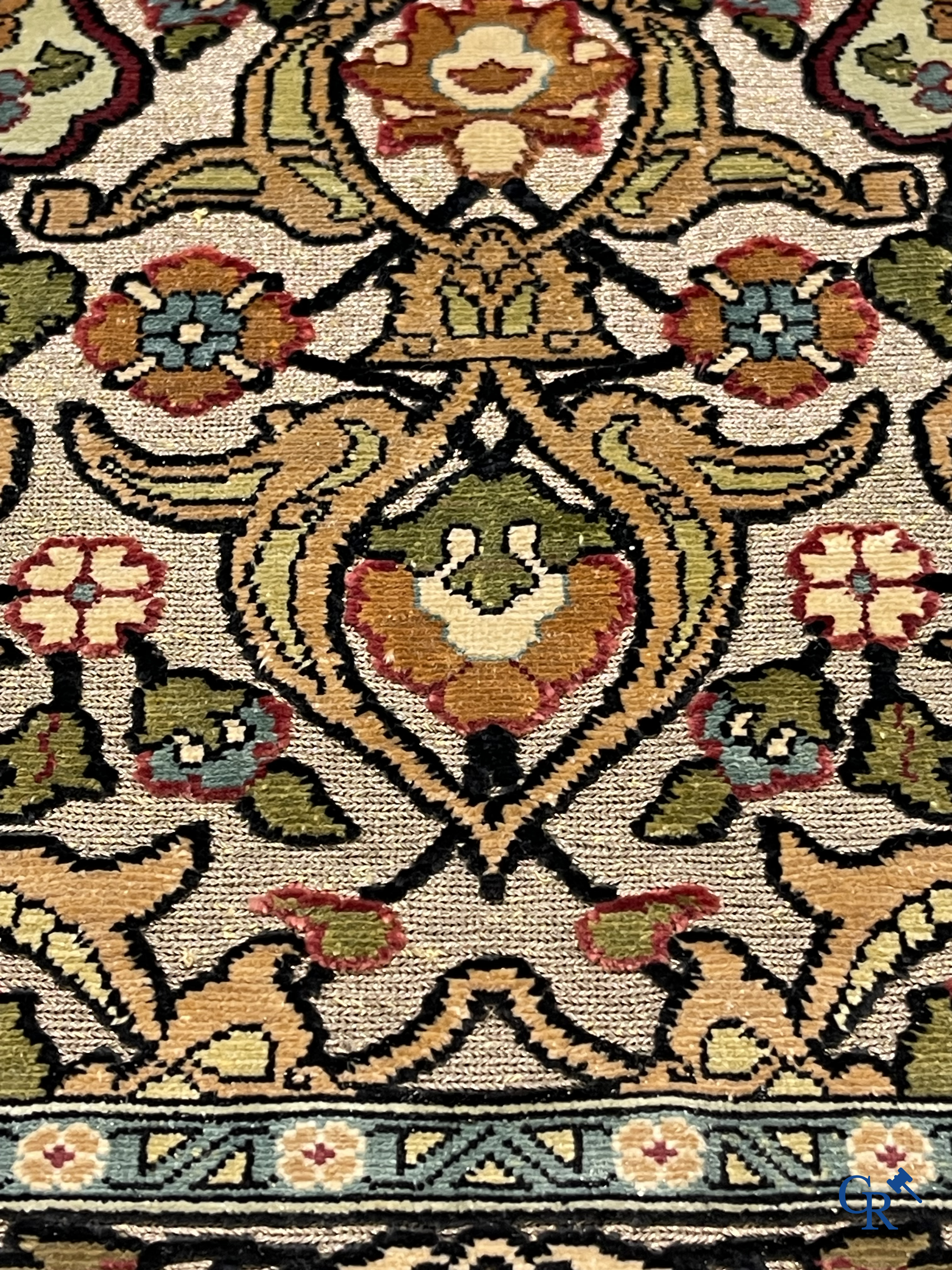 Oosterse tapijten. 2 kleine zijden tapijtjes bewerkt met gouddraad.