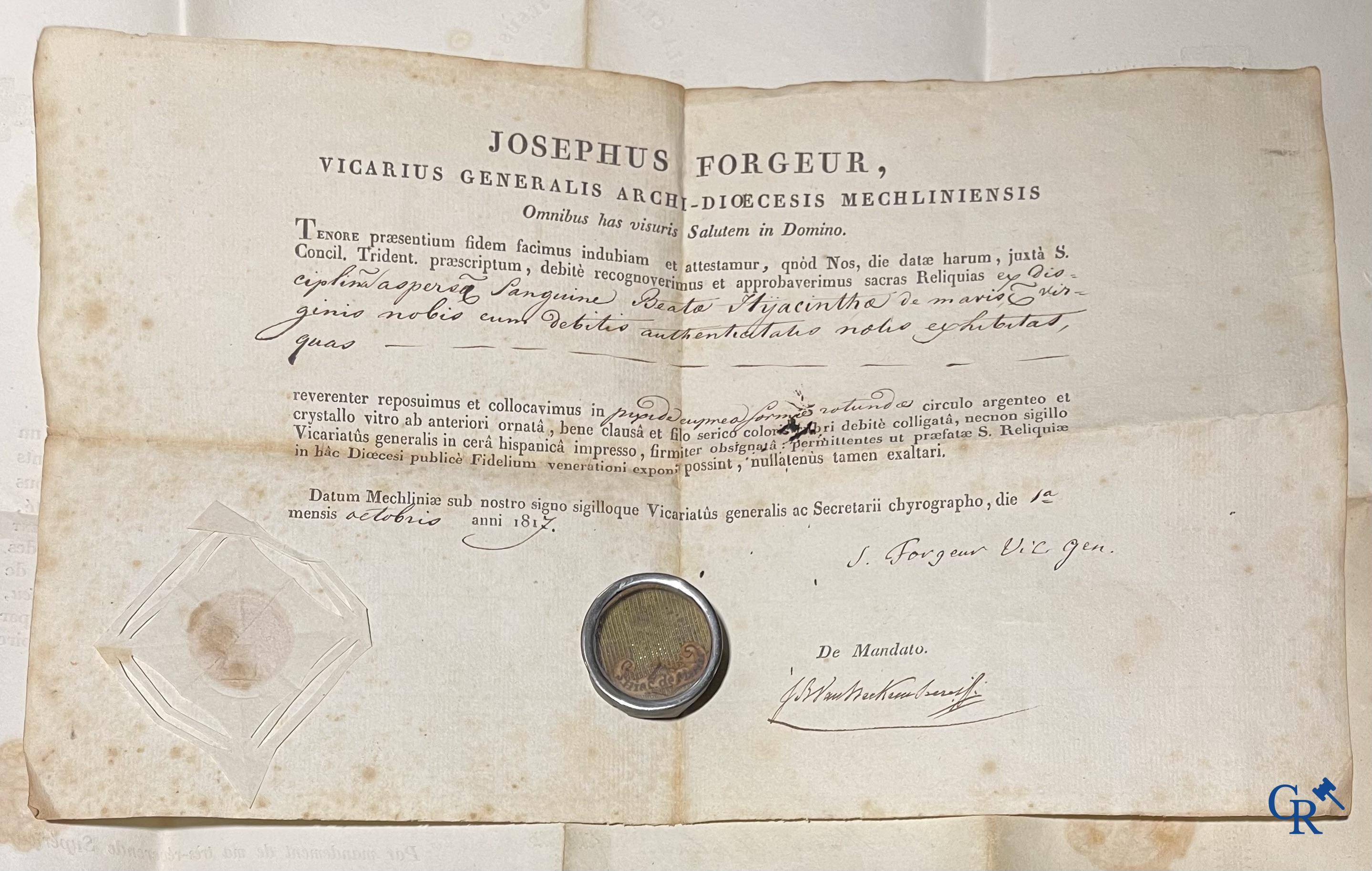 Objets religieux, un lot de 4 thecas scellés qui contiennent ensemble 23 reliques et plusieurs cedulas.