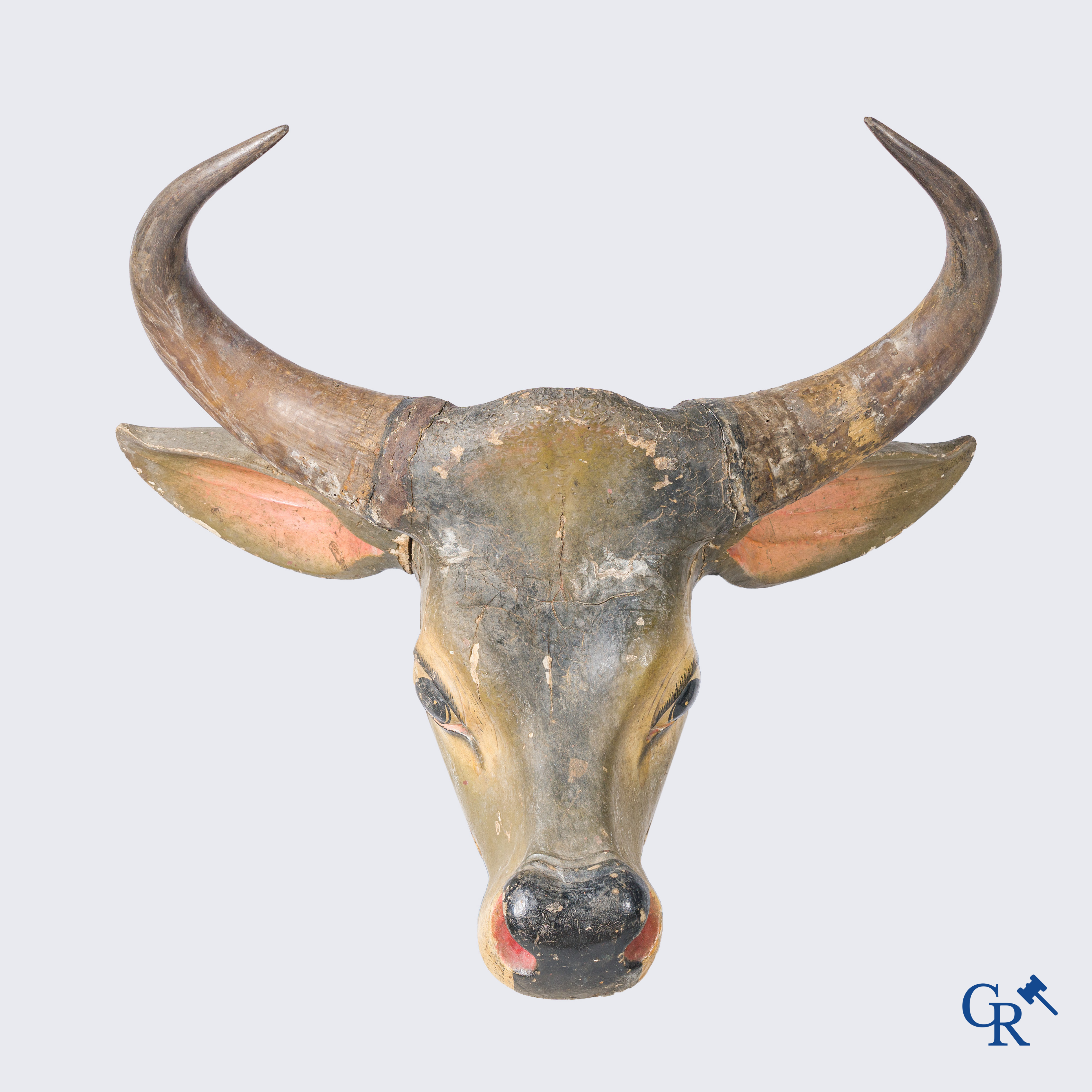 Kermis objecten, een grote buffelkop in gepolychromeerd hout. Circa 1930.