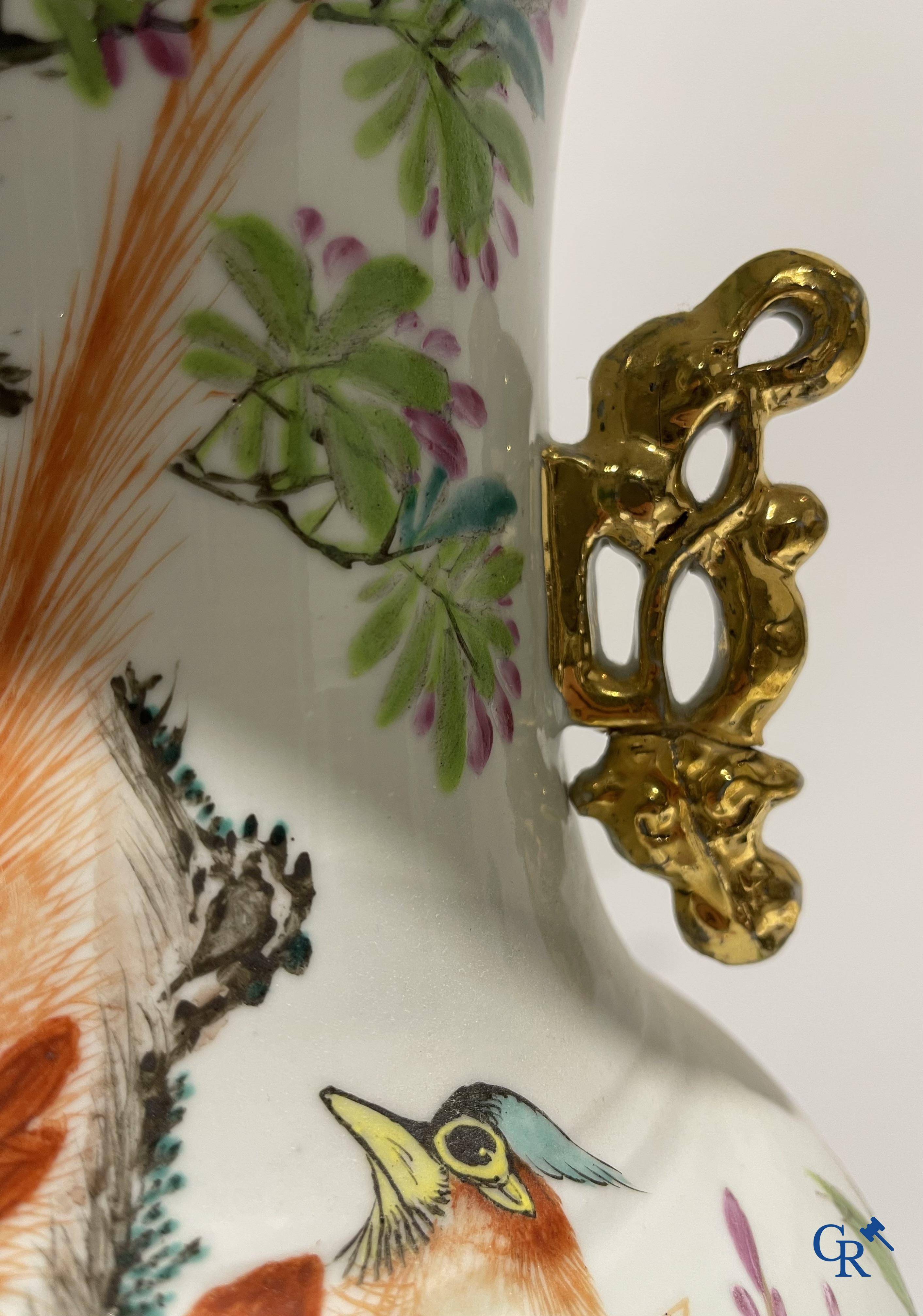 Art Asiatique, porcelaine chinoise. Une paire de vases chinois avec calligraphie.