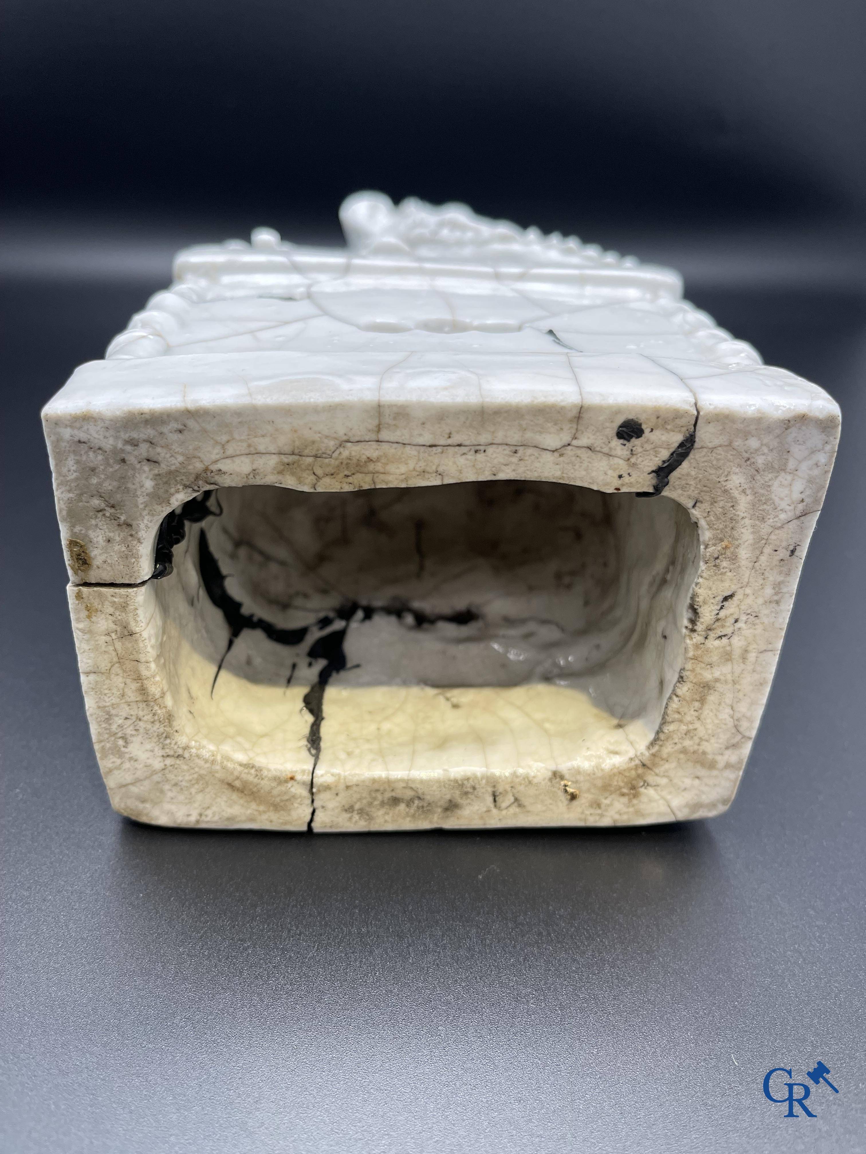 Porcelaine chinoise: Un lion bouddhiste et un groupe en blanc de Chine.