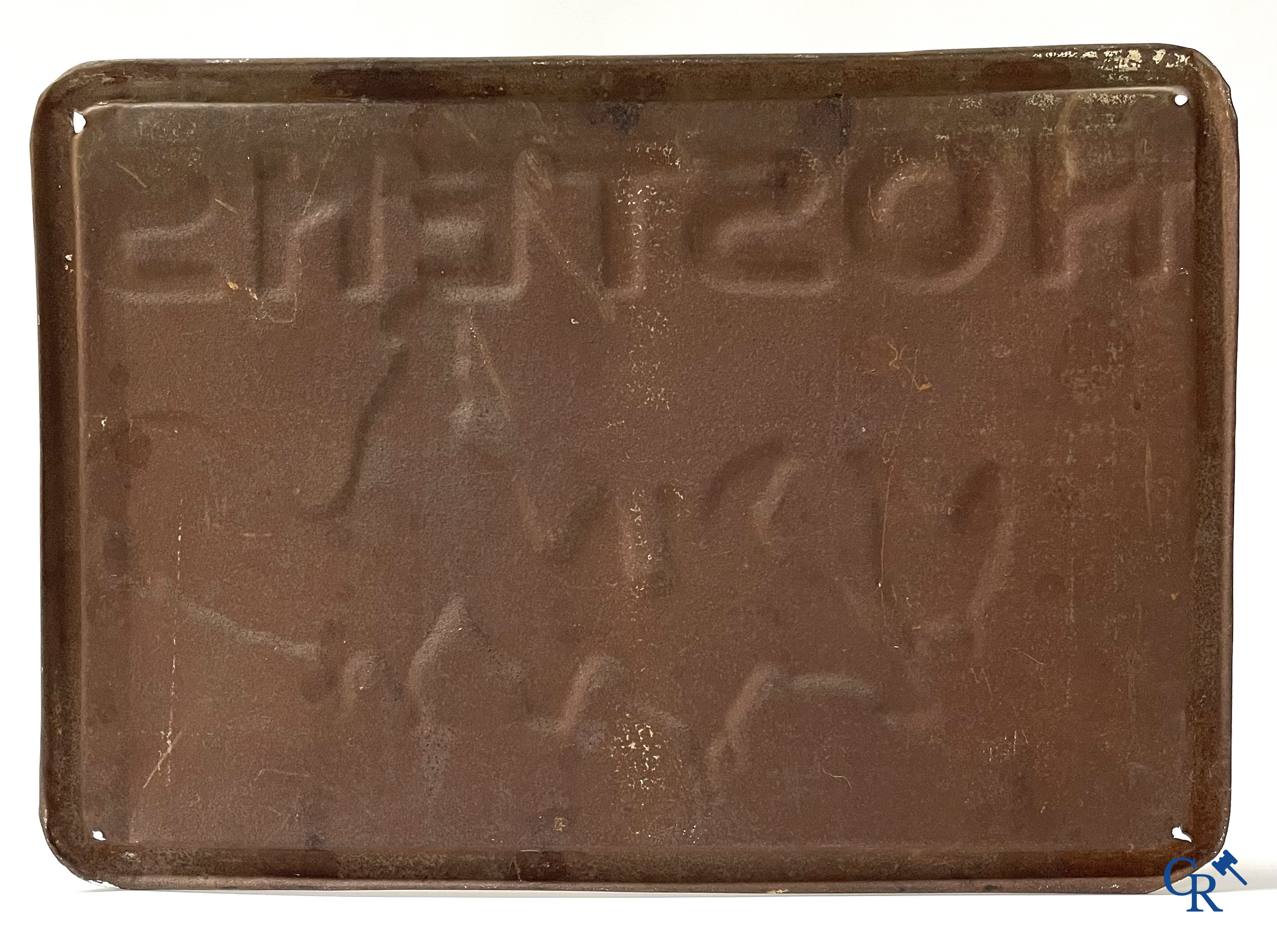 Voeders Hostens. Reclamebord in beschilderd blik voor kippenvoer van voederbedrijf Hostens te Roeselare. 1935.