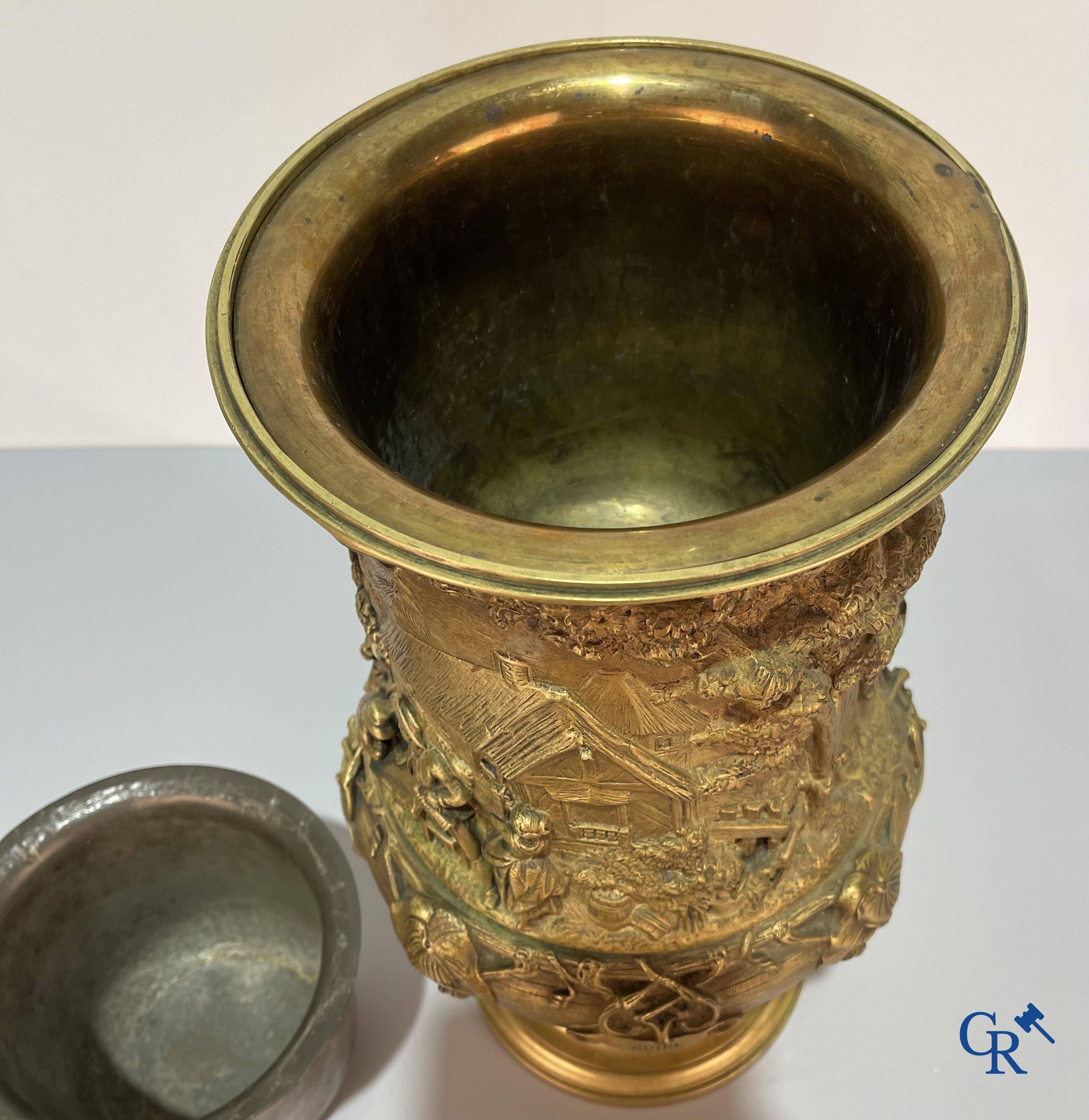 Un imposant pot à tabac en bronze finement travaillée avec les inscriptions "aimer, danser, fumer, boire".<br />
19ème siècle.