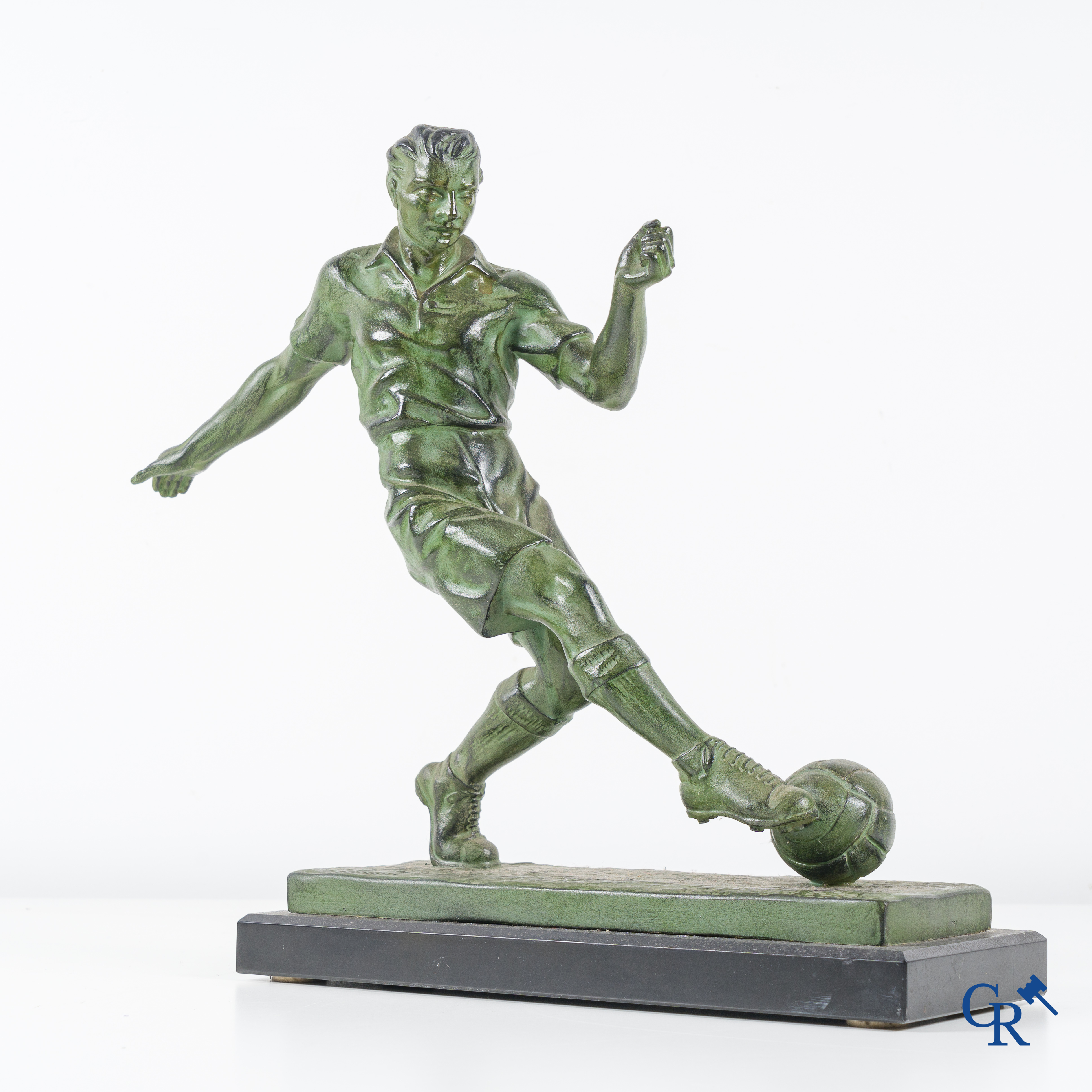 Raymond Tschudin (1916-1998) "De voetballer" Art deco sculptuur in groen gepatineerde kunstbrons. Circa 1940.