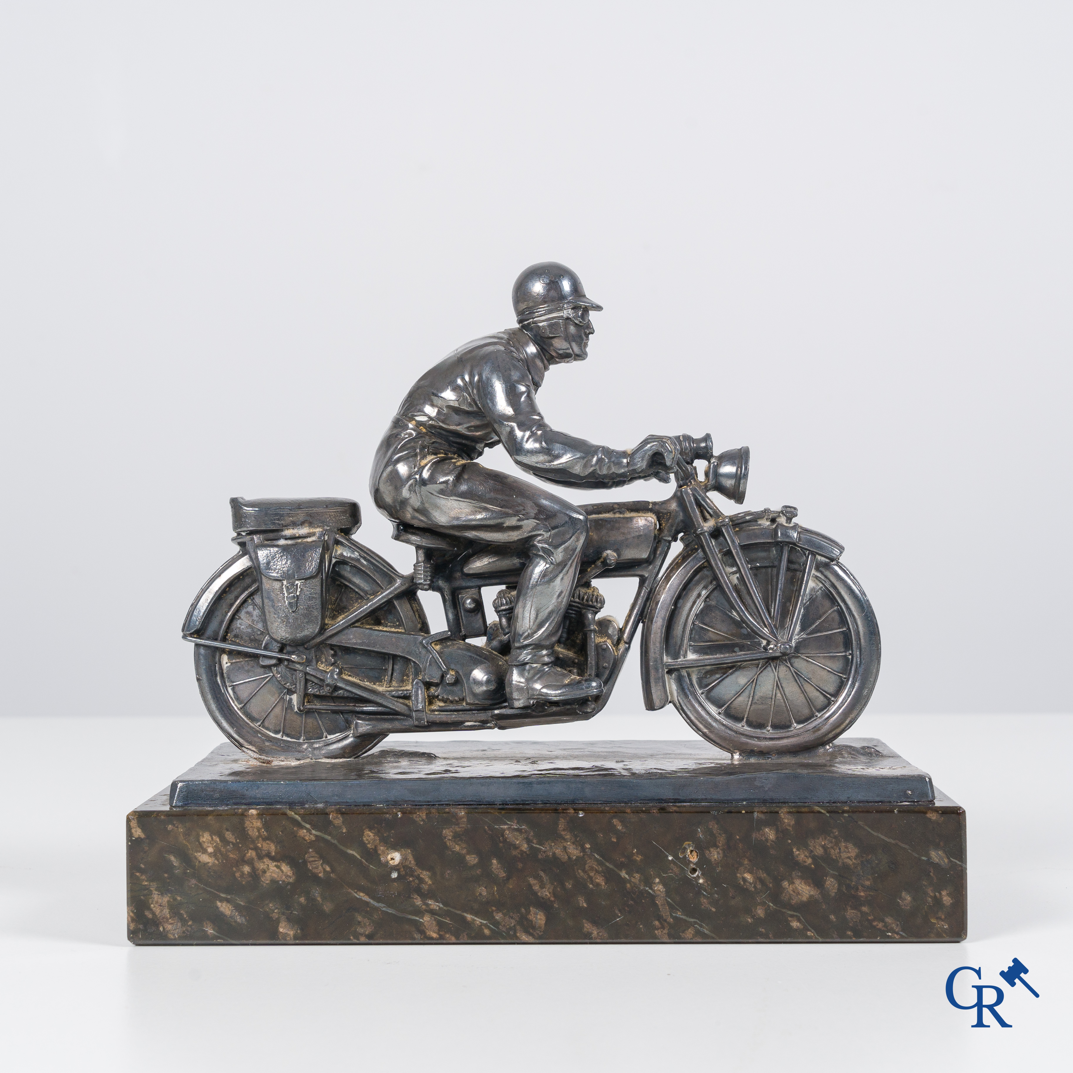 Een verzilverde motorfiets race trofee gemodelleerd als een motorrijder in outfit uit de tijd. Circa 1930.